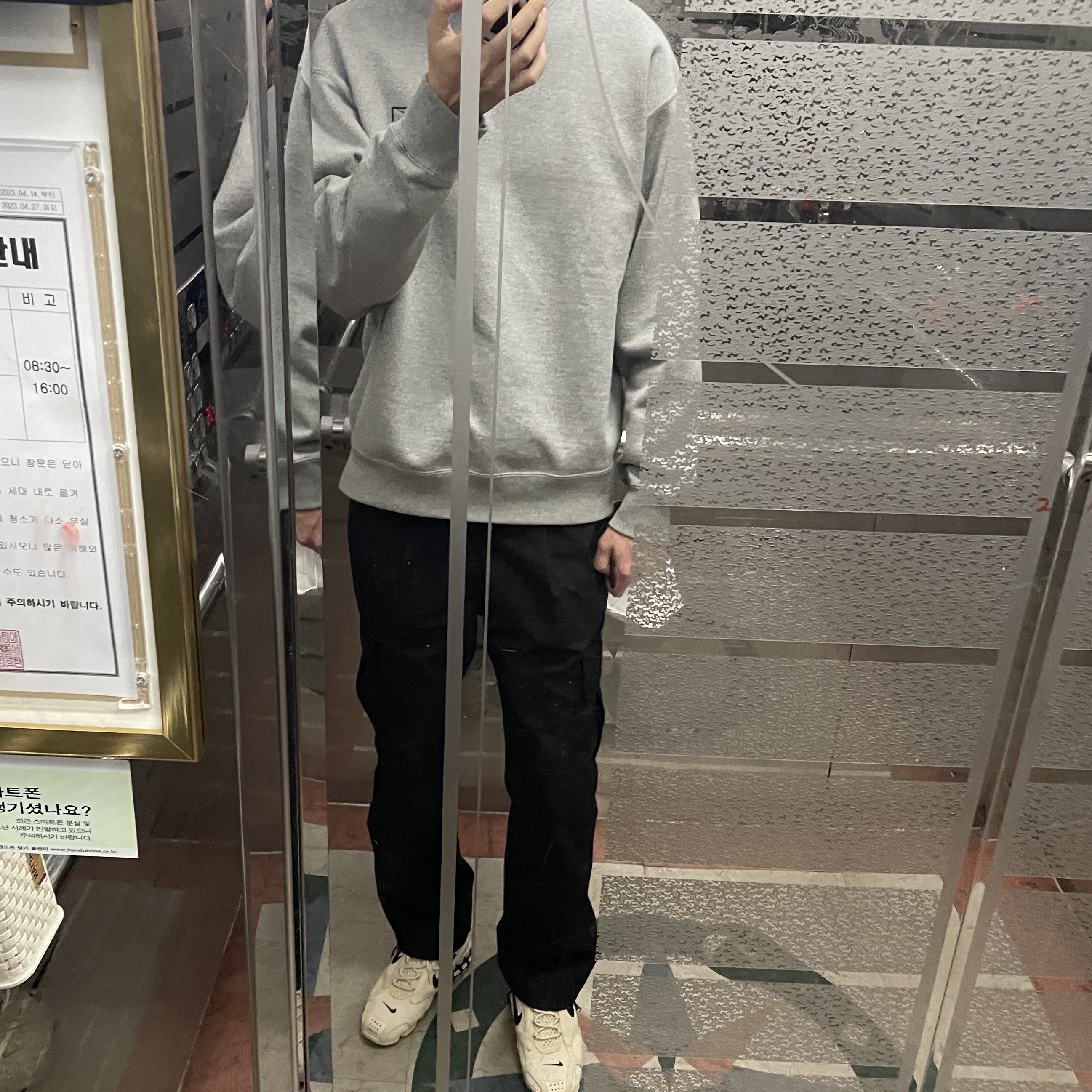 Nike x Stussy NRG Fleece Crewneck Dark Grey Heather (DO9337-063), Nike x Stussy Air Zoom Spiridon Cage 2 Fossil 착용 스타일
