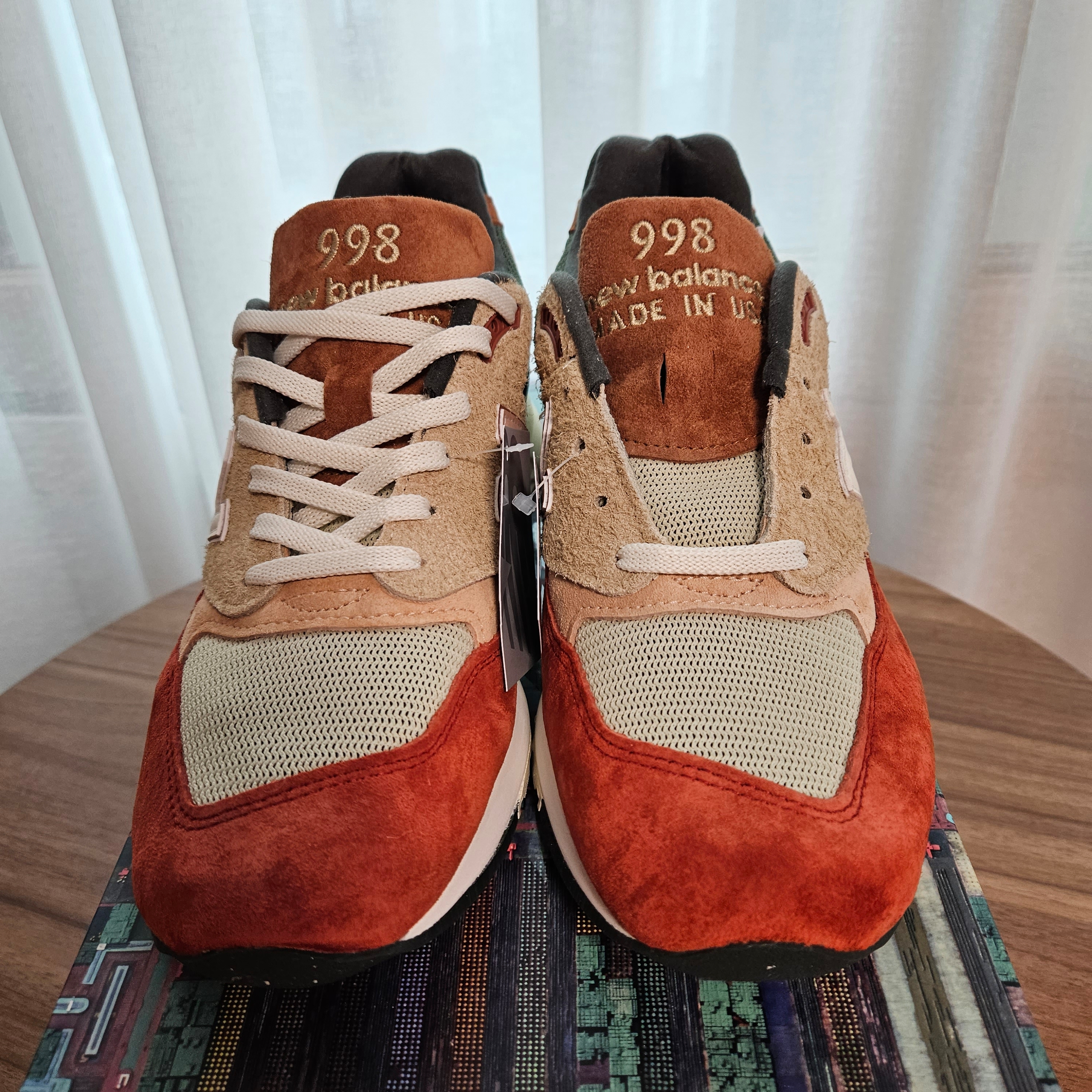 New Balance x Ronnie Fieg x Frank Lloyd 998 Broadacre City Beige 착용 스타일 - 3