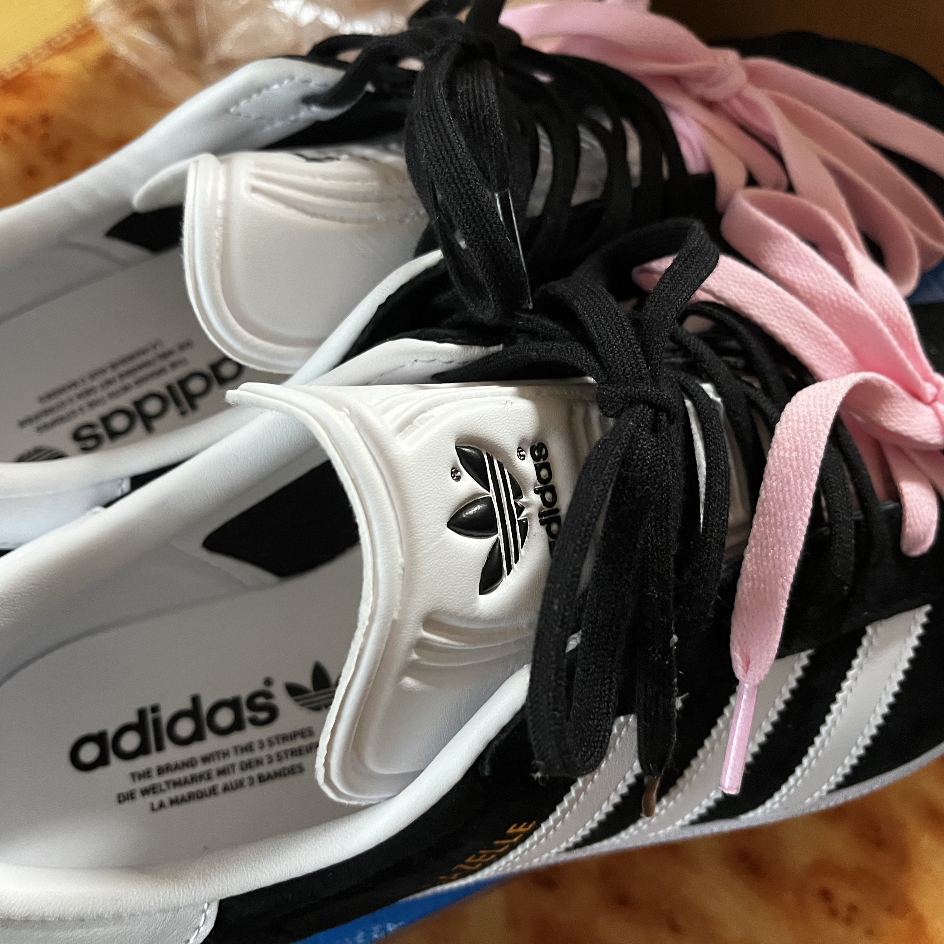Adidas Gazelle Core Black White 착용 스타일 - 3