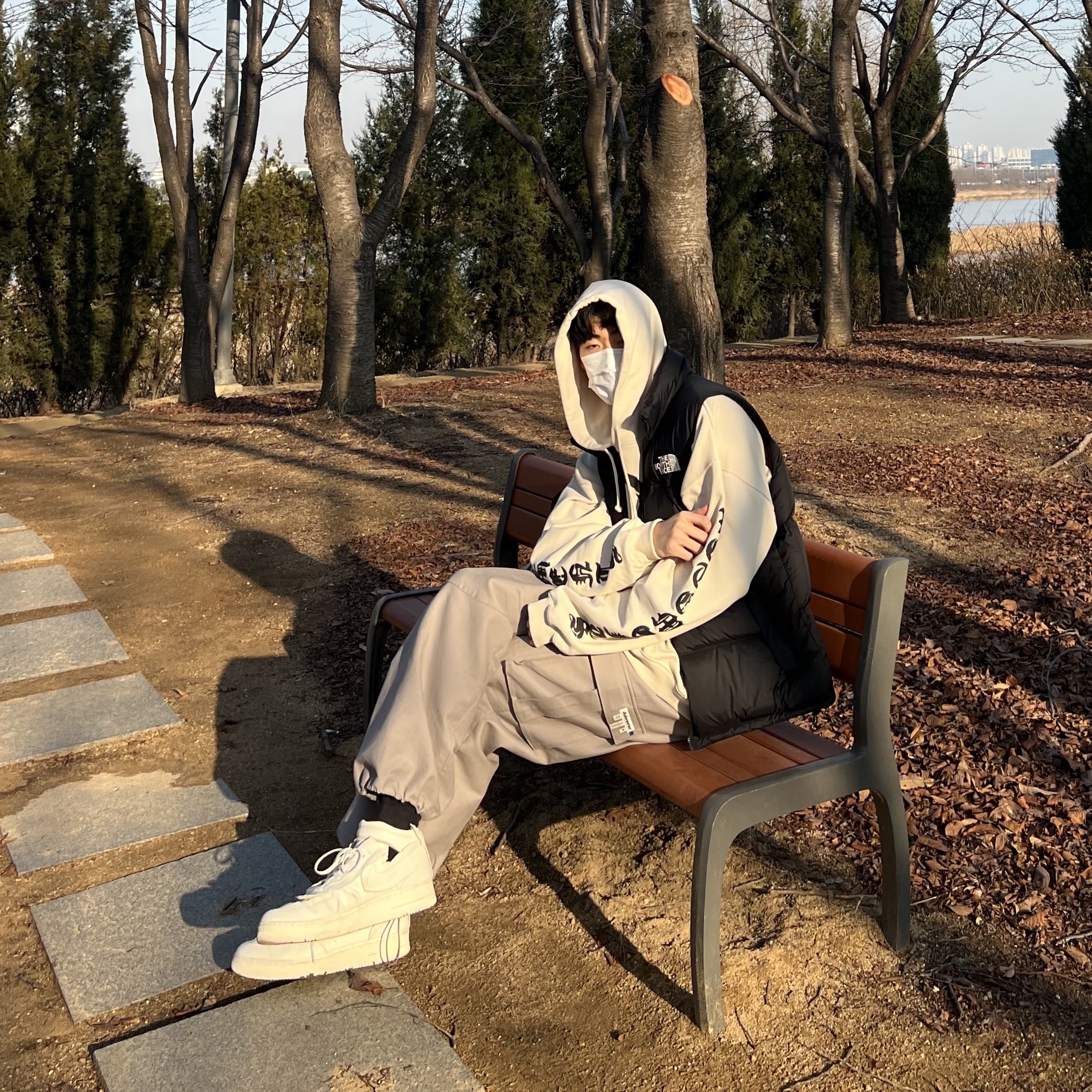 Nike x Comme des Garcons Homme Plus Air Force Mid White, The North Face 1996 Retro Nuptse Vest Black 착용 스타일 - 3