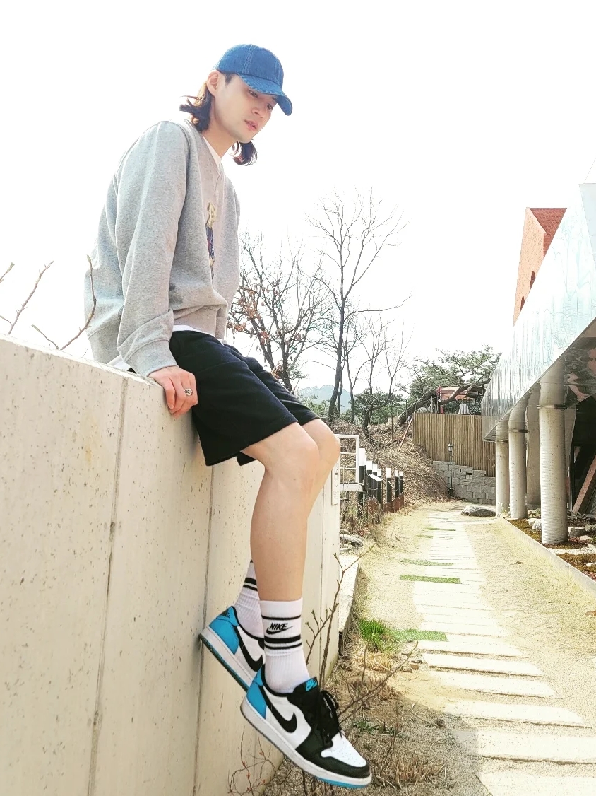 Jordan 1 Retro Low OG Black and Dark Powder Blue 착용 스타일 - 1