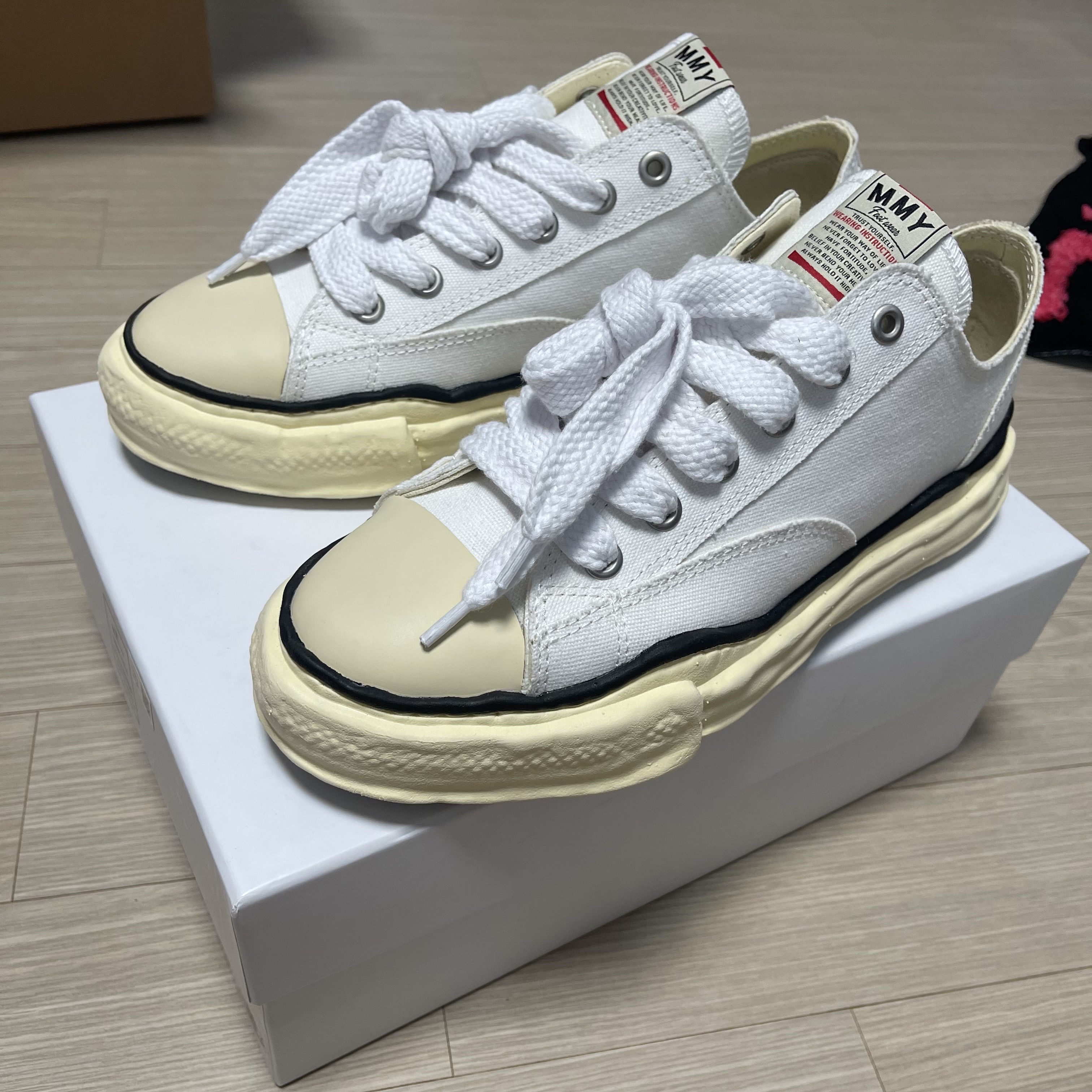 Maison Mihara Yasuhiro Peterson VL OG Sole Canvas Low-top Sneakers White 착용 스타일
