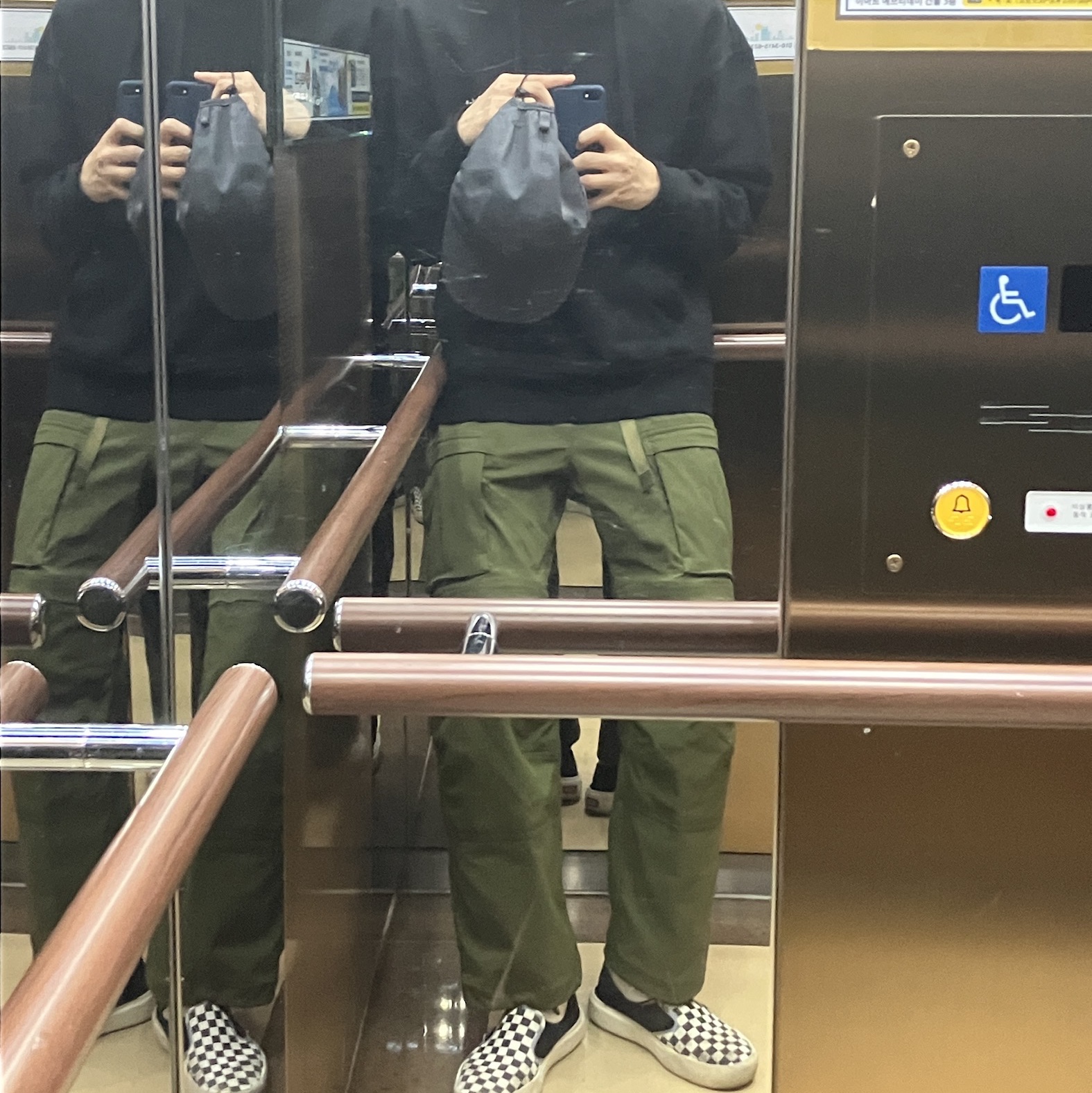 Nike ACG Smith Summit Cargo Pants Rough Green - Asia, Vans Checkerboard Comfycush One Black 착용 스타일