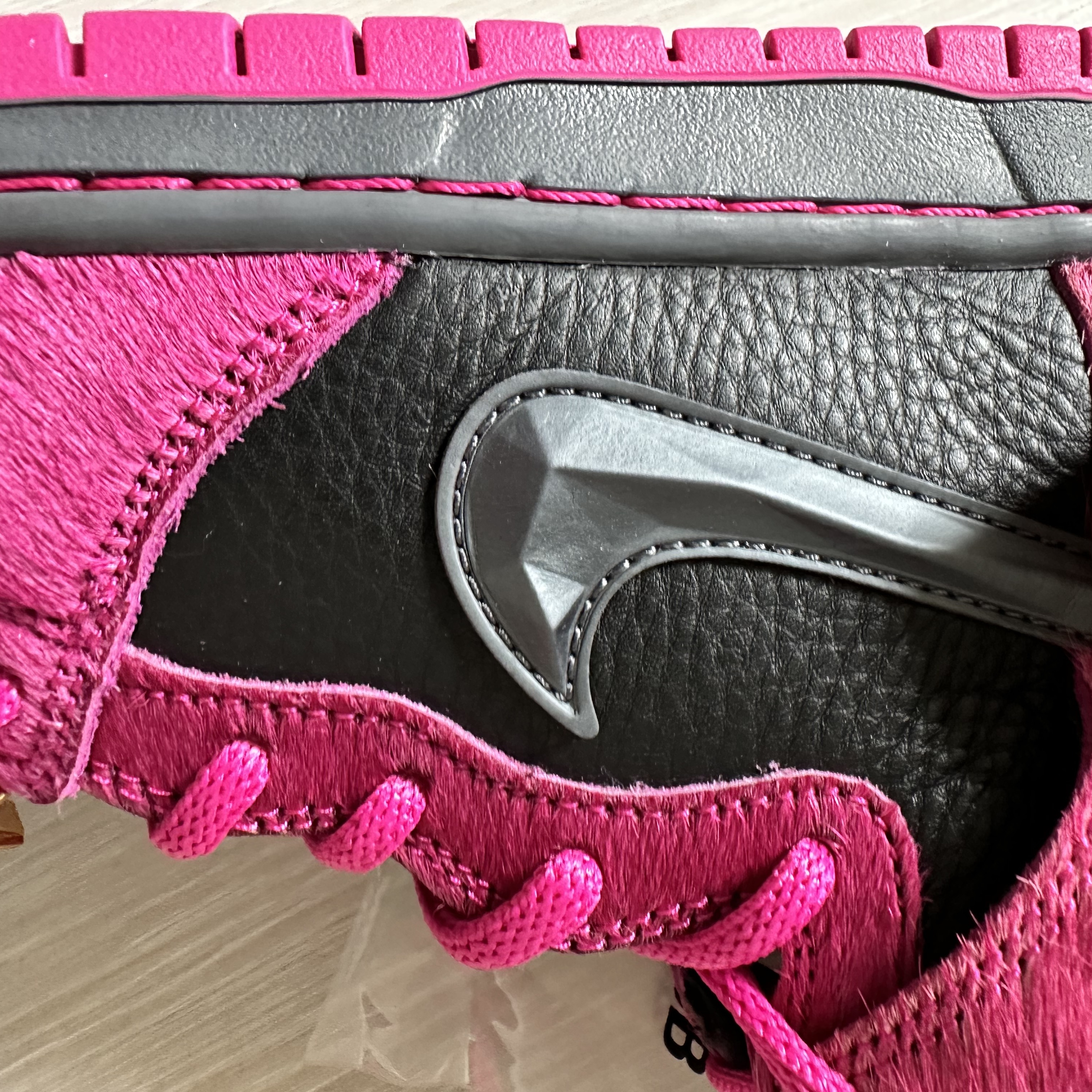 Nike x Run The Jewels SB Dunk High Active Pink and Black 착용 스타일 - 3