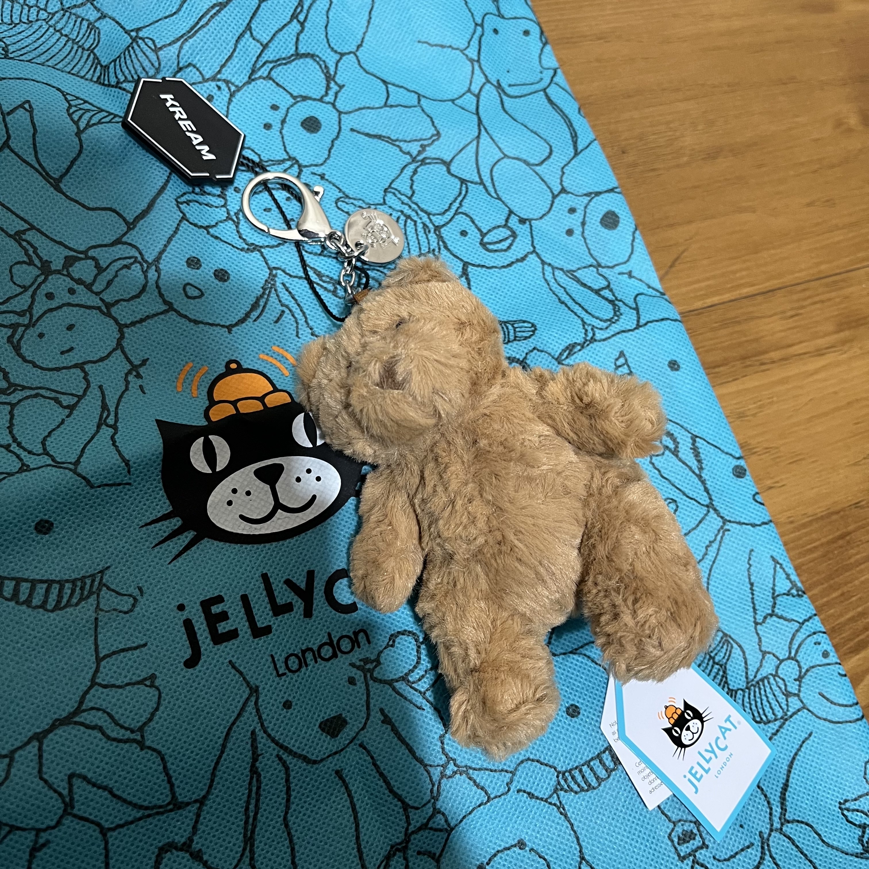 Jellycat Bartholomew Bear Bag Charm Brown 착용 스타일 - 1