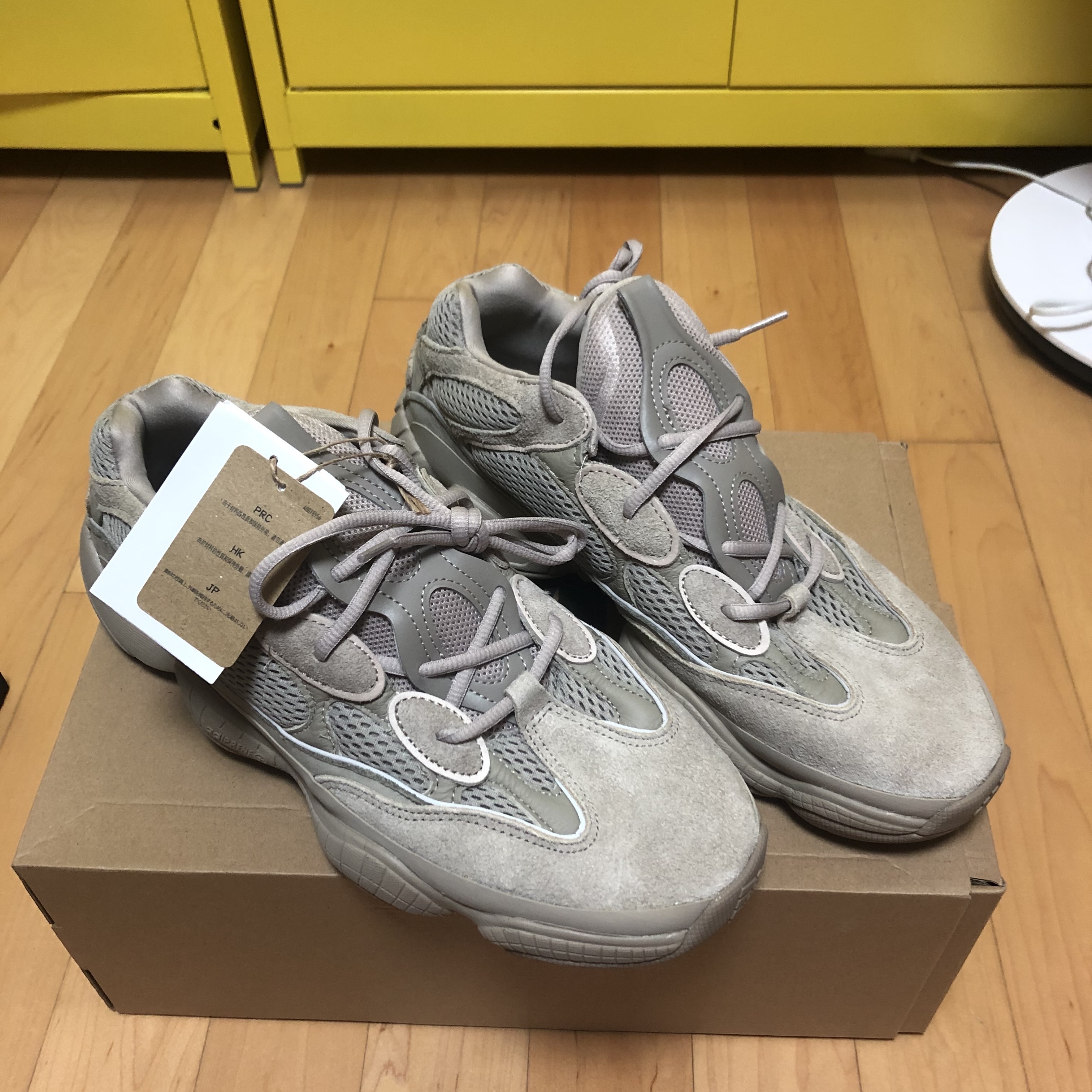 Adidas Yeezy 500 Taupe Light 착용 스타일
