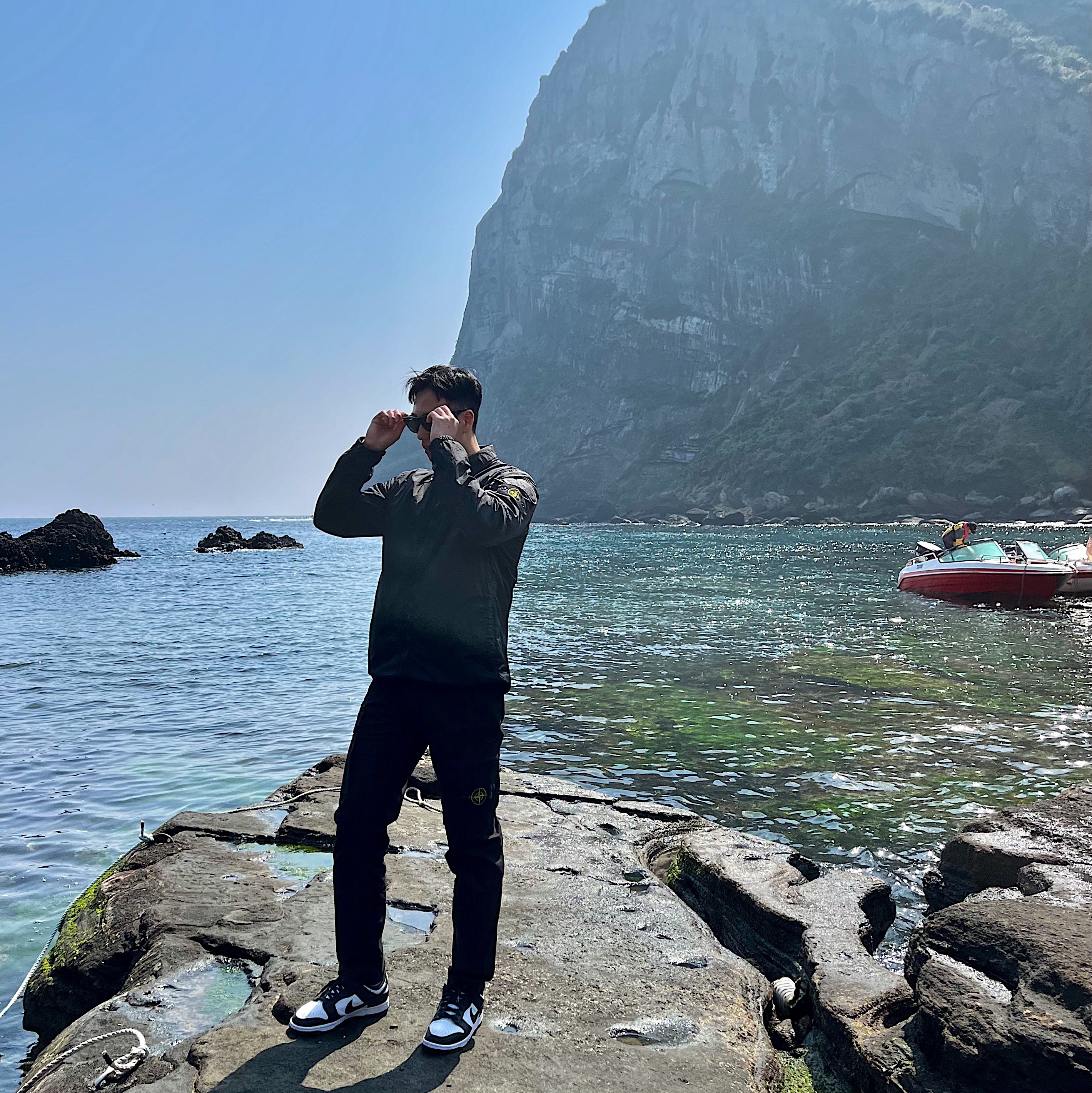 Stone Island 10223 Crinkle Reps Nylon Garment Dyed Overshirt Black - 22FW, Stone Island 32310 Cotton Gabardine Garment Dyed Cargo Pants Black - 22FW 착용 스타일