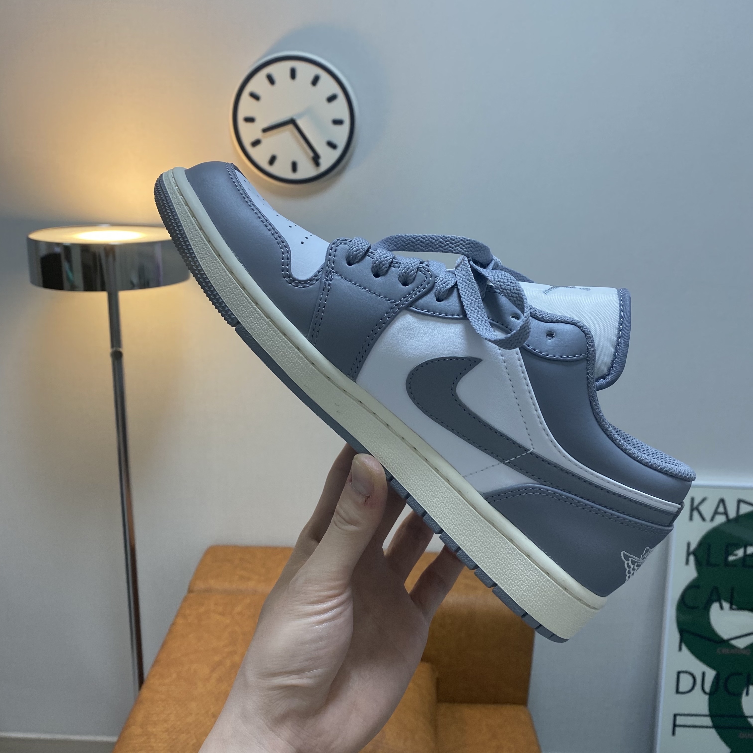 Jordan 1 Low Stealth and White 착용 스타일