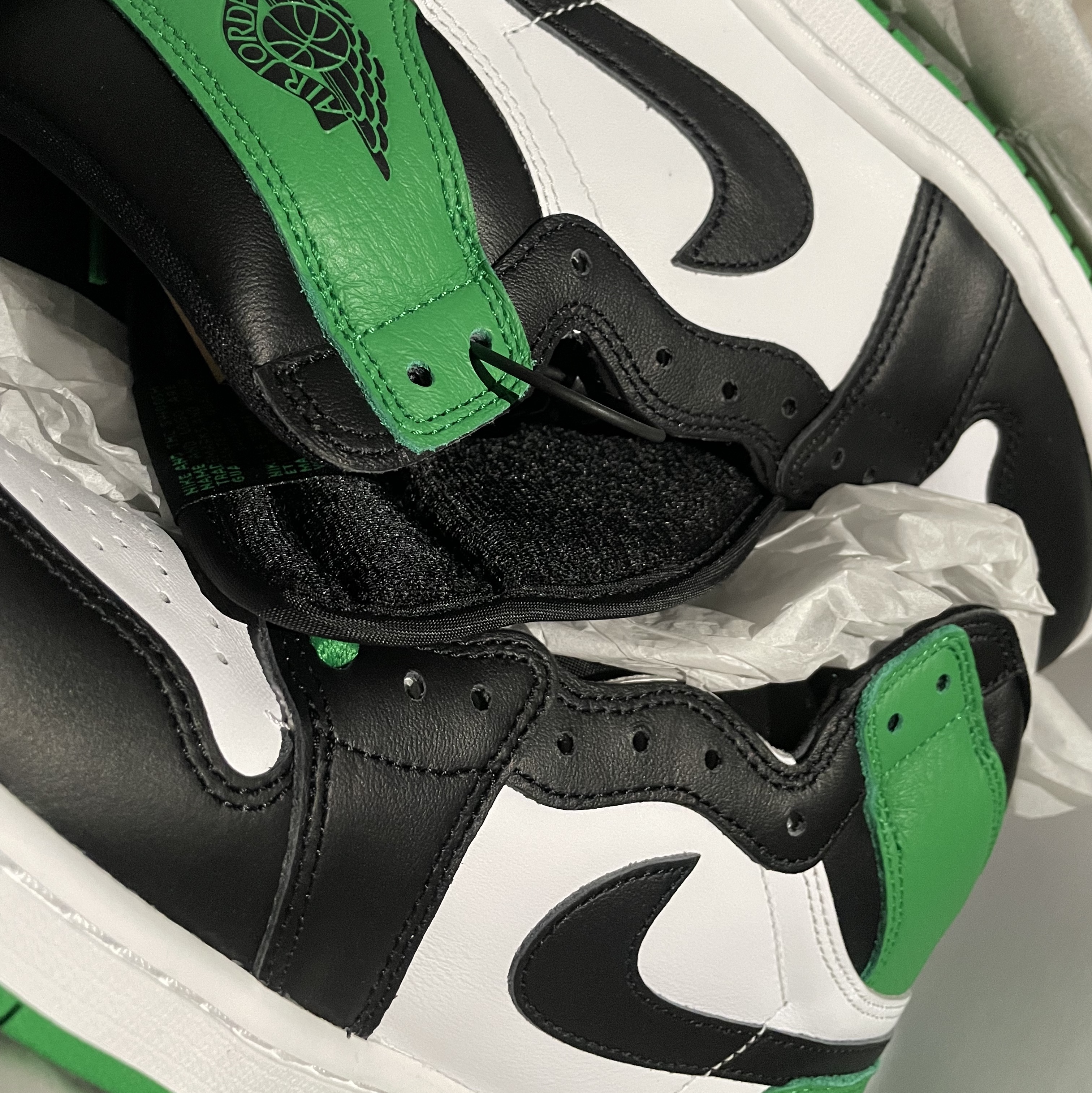 Jordan 1 Retro High OG Black and Lucky Green 착용 스타일