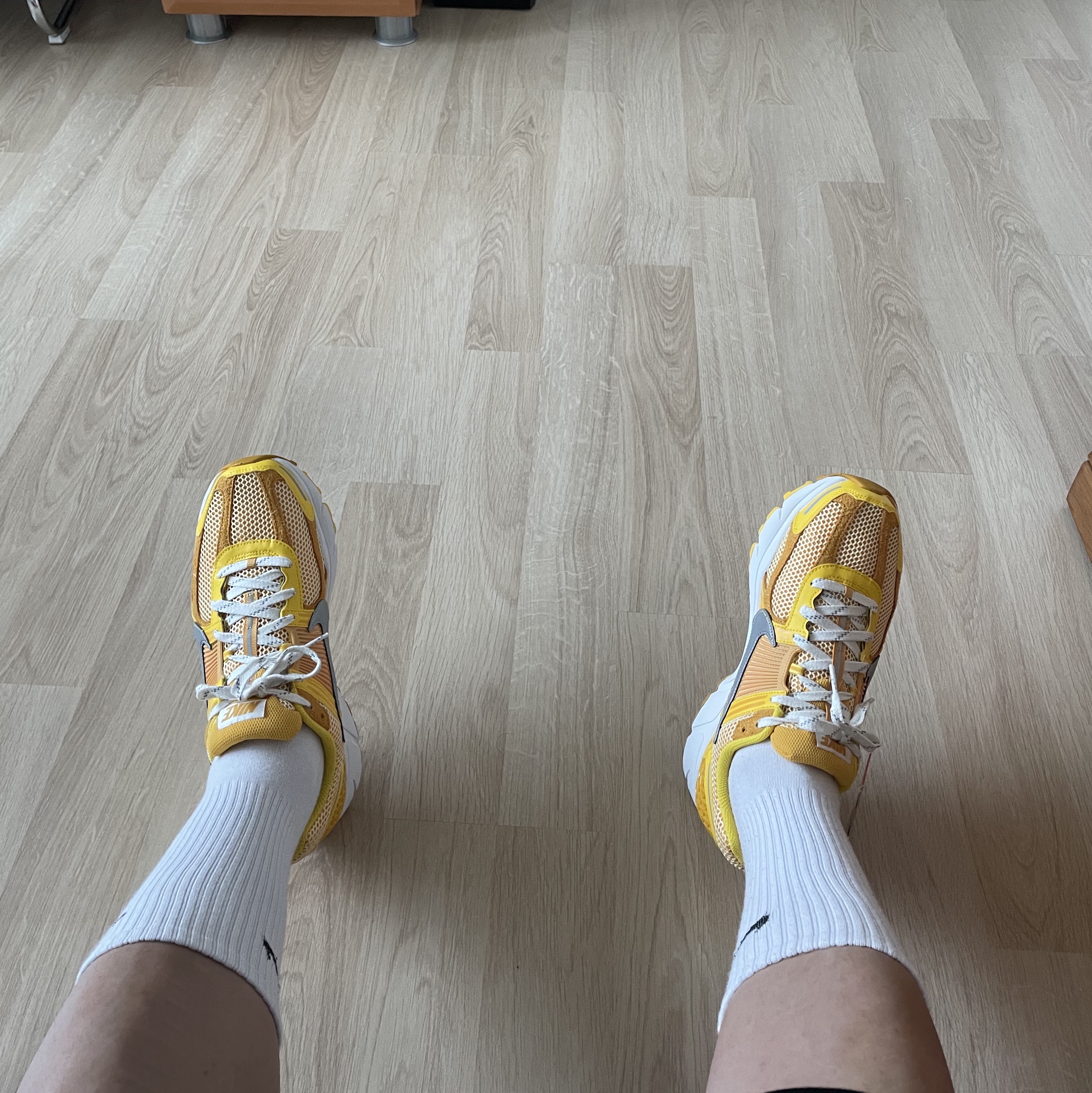 Nike Zoom Vomero 5 Yellow Ochre 착용 스타일 - 3
