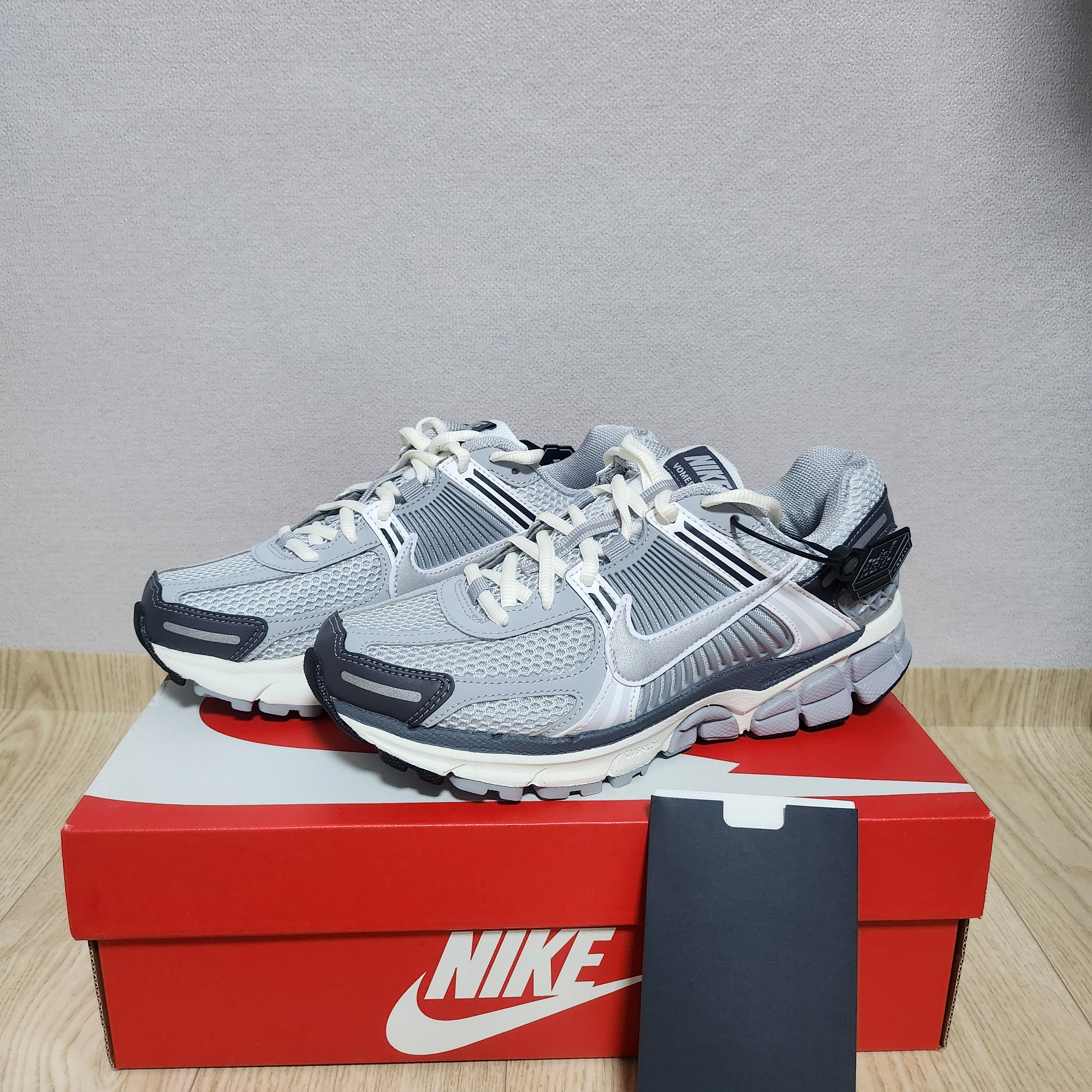 (W) Nike Zoom Vomero 5 Pure Platinum Metallic Silver 착용 스타일