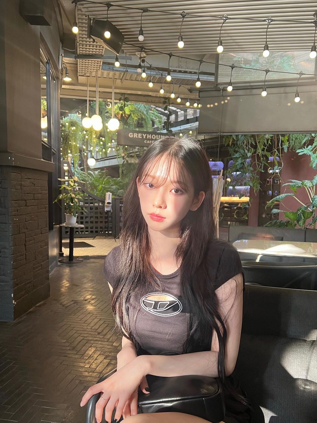 (W) Diesel T-Angie Peekaboo Logo T-Shirt Black 착용 스타일 - 1