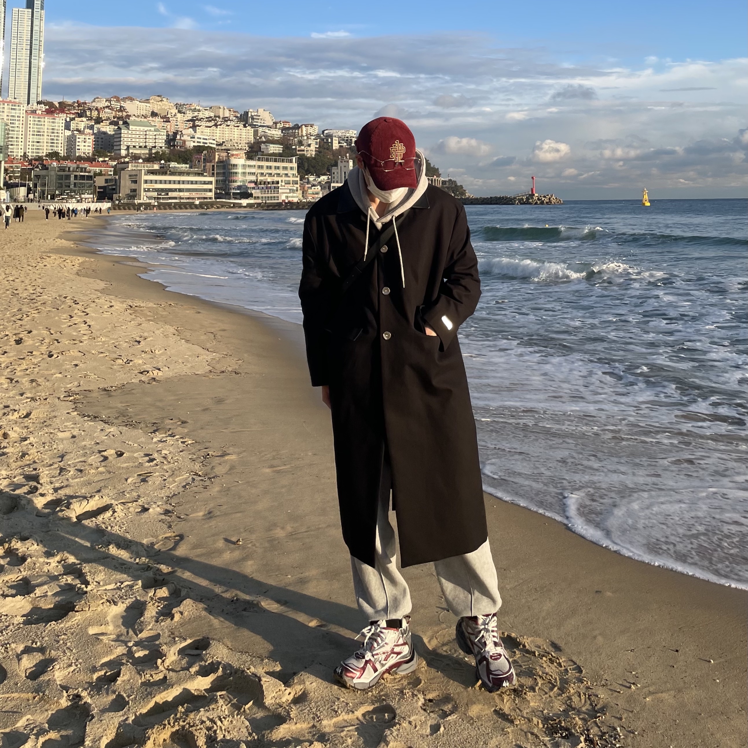 Balenciaga Runner Sneakers Grey Burgundy 착용 스타일 - 3