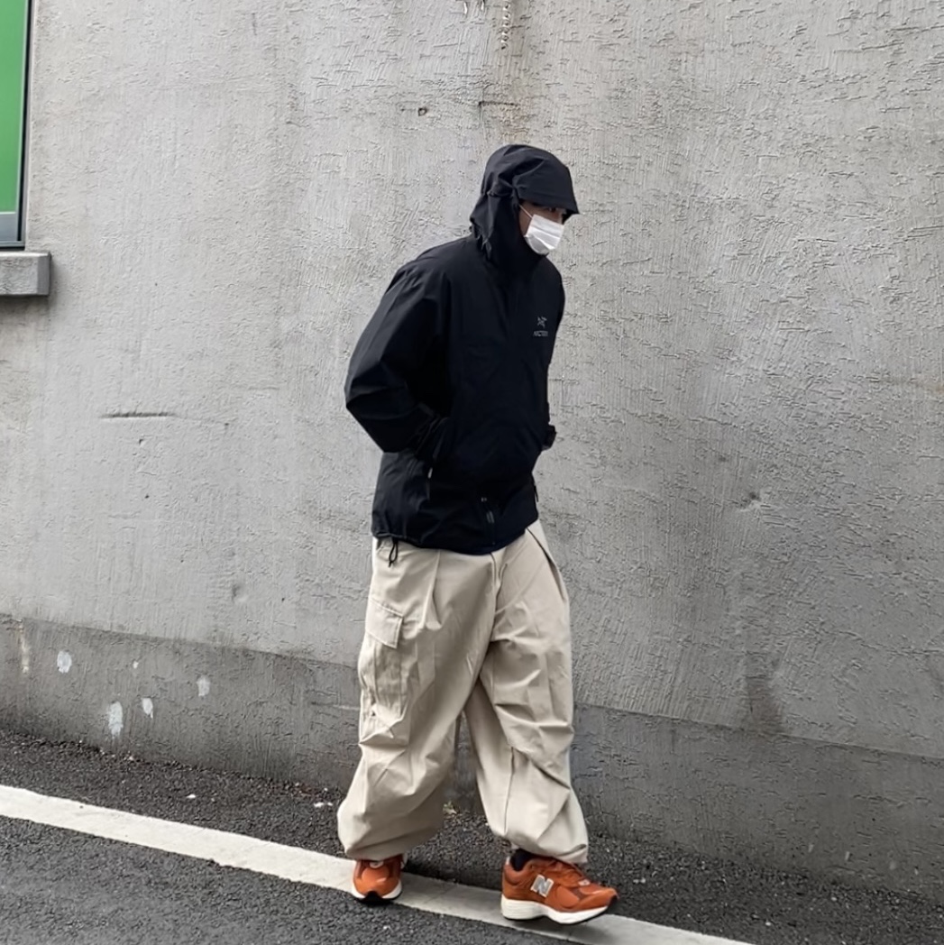 Arc'teryx Beta Jacket Black, New Balance 2002R Rust Oxide 착용 스타일 - 1