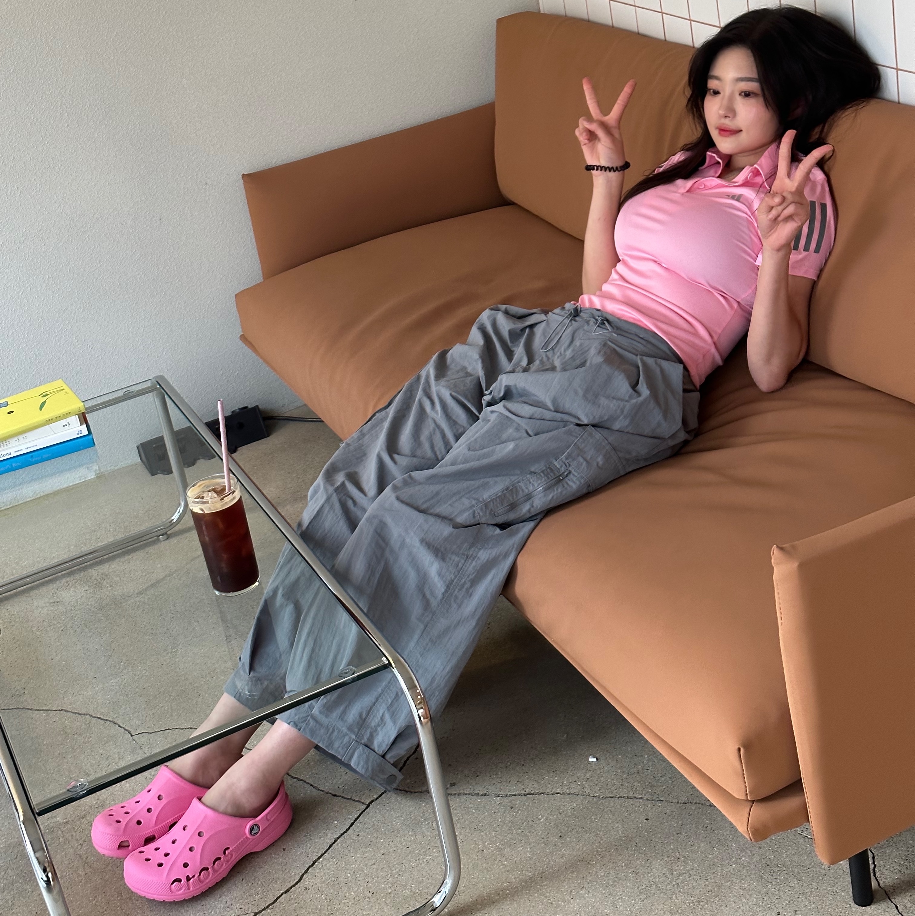 (Kids) Crocs Classic Clog Taffy Pink 착용 스타일 - 3