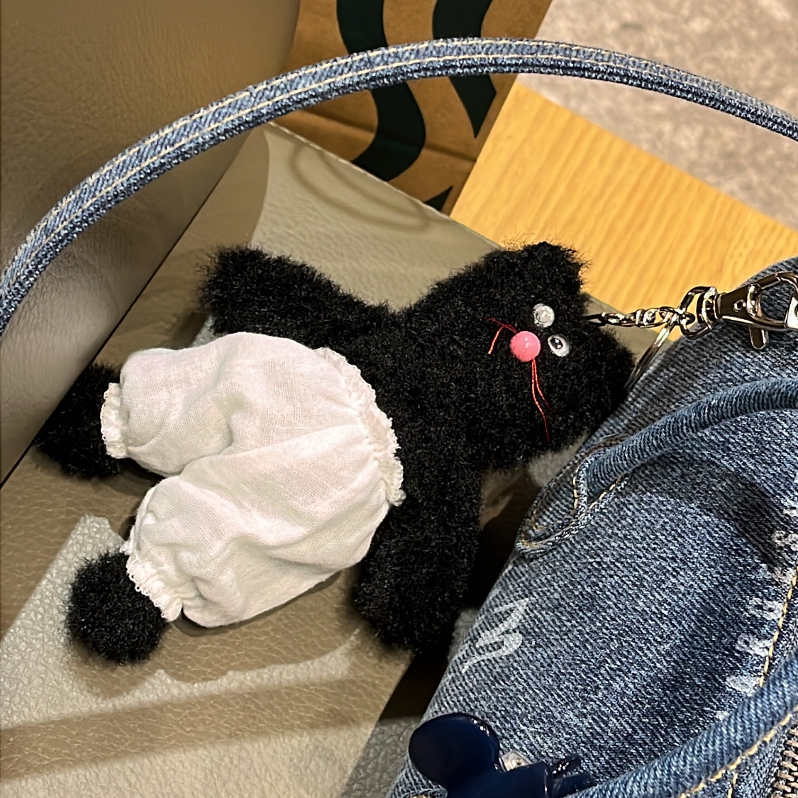 Monamhee Beulpingi Keyring with White Pants Black 착용 스타일