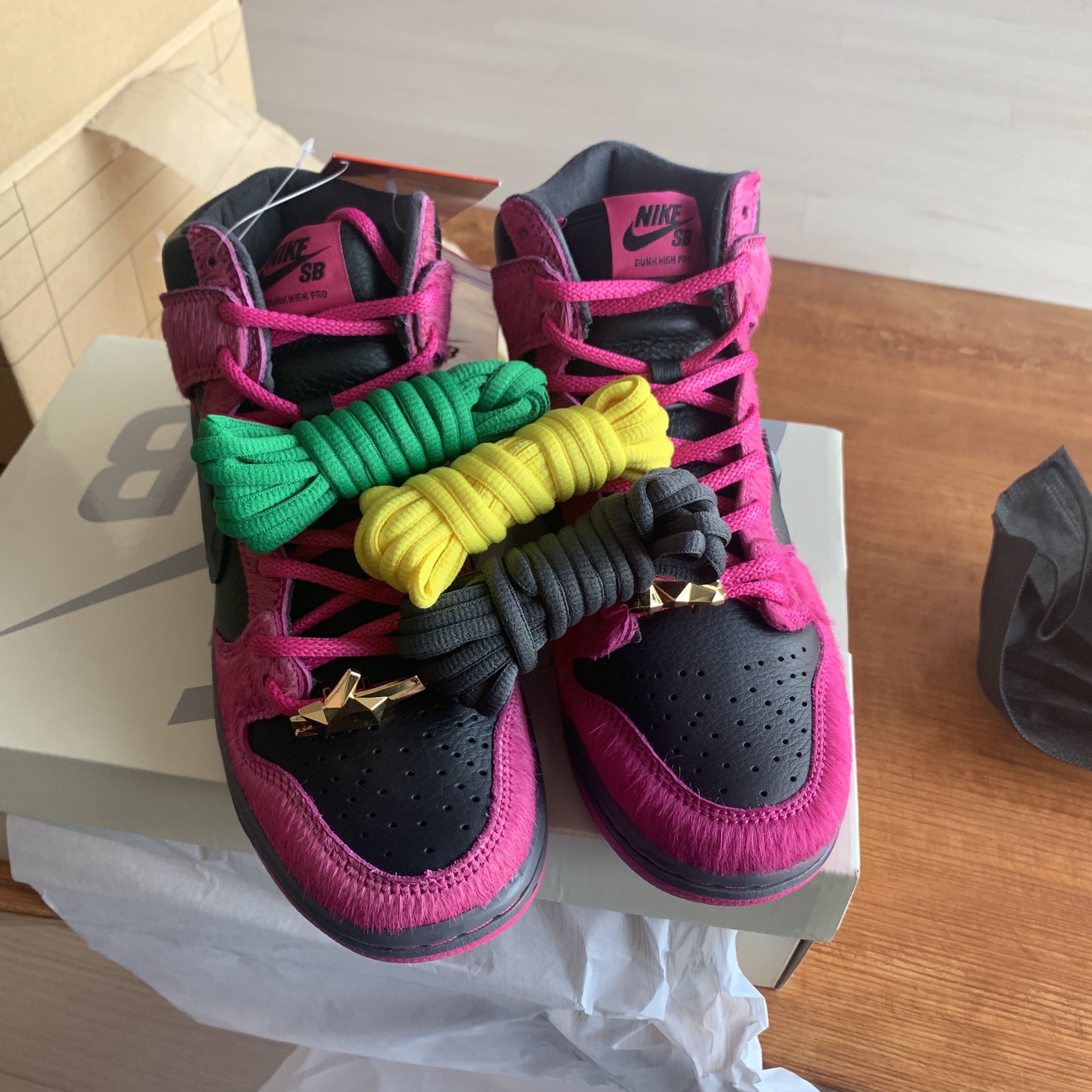 Nike x Run The Jewels SB Dunk High Active Pink and Black 착용 스타일 - 4