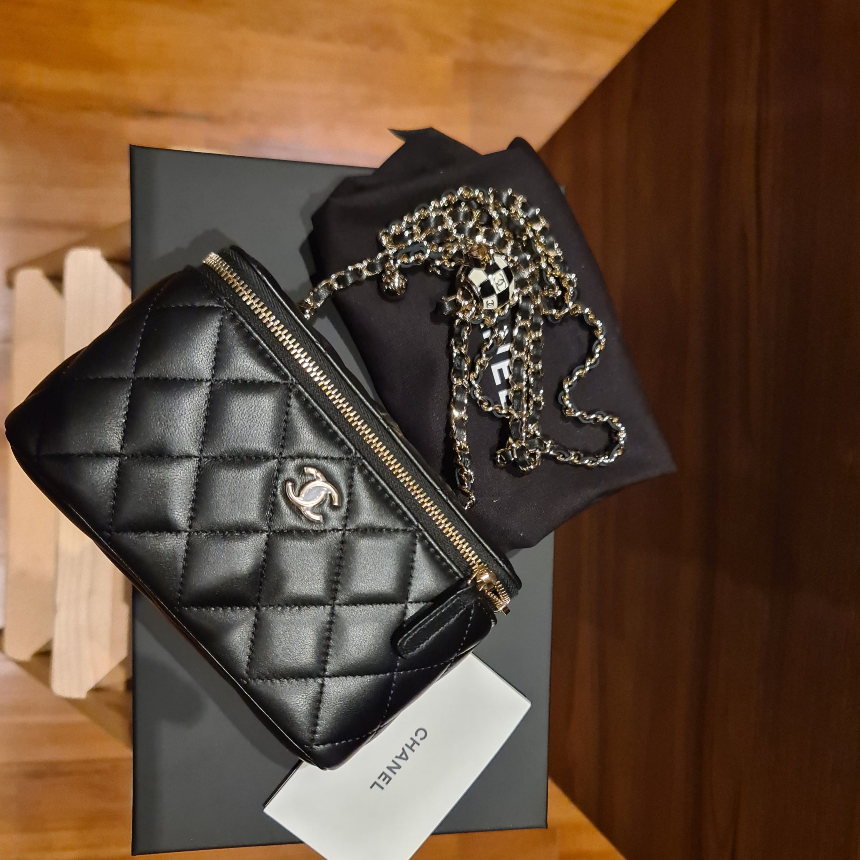 Chanel Vanity with Chain Lambskin Enamel & Gold Black 착용 스타일