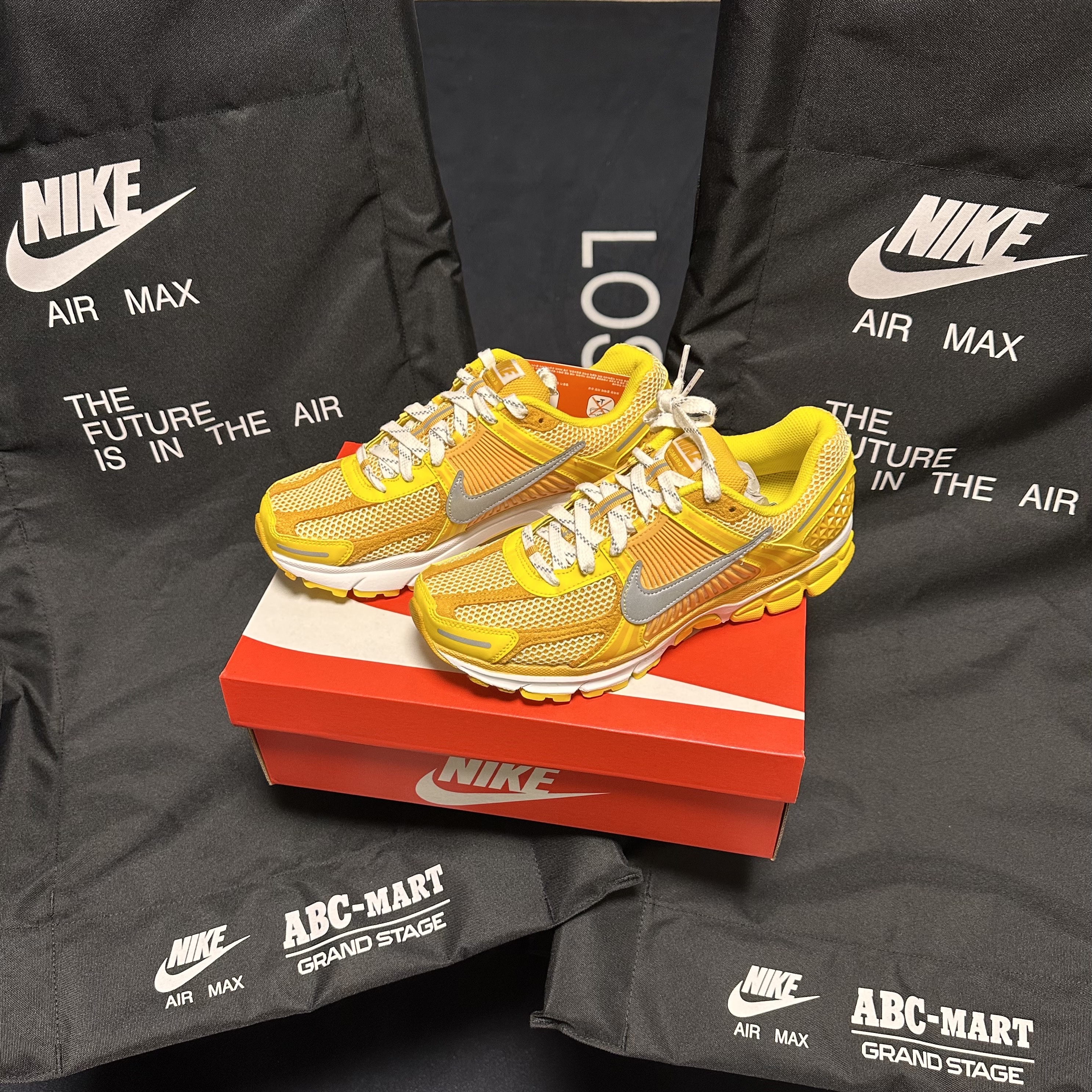 Nike Zoom Vomero 5 Yellow Ochre 착용 스타일