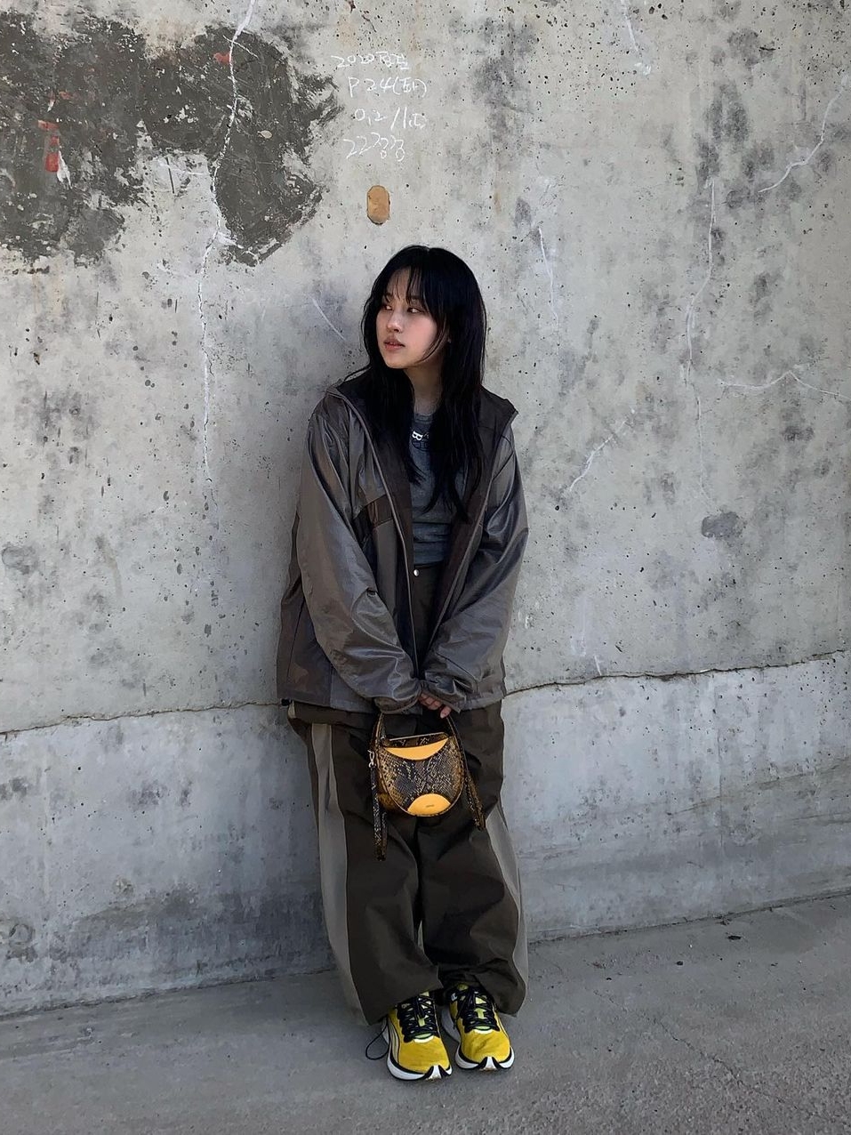 Art Of Field Glossy Colourway Jacket Brown, Art Of Field Round Colorway Pintuck Pants Khaki Brown 착용 스타일 - 1