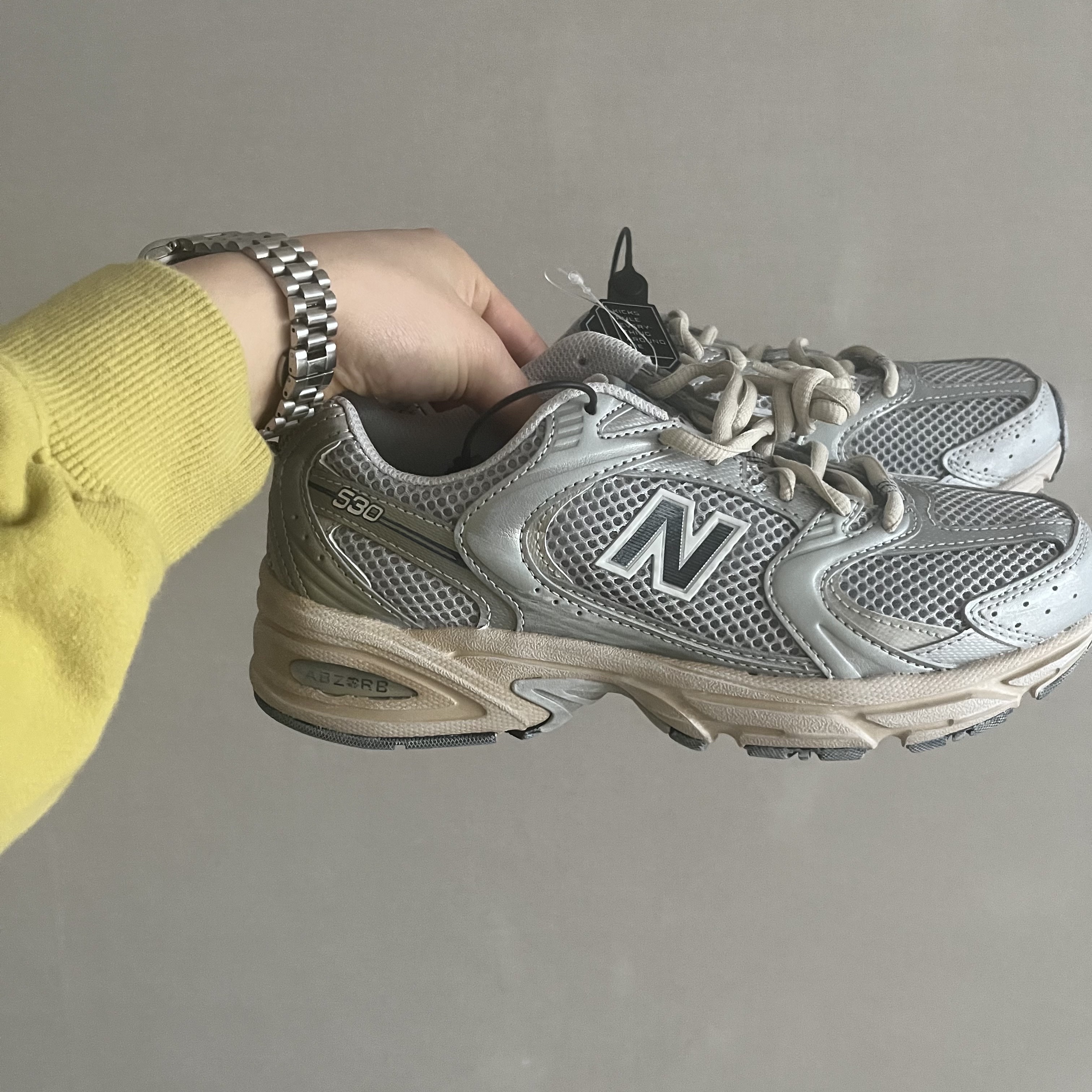 New Balance 530 Vintage Metallic Silver 착용 스타일