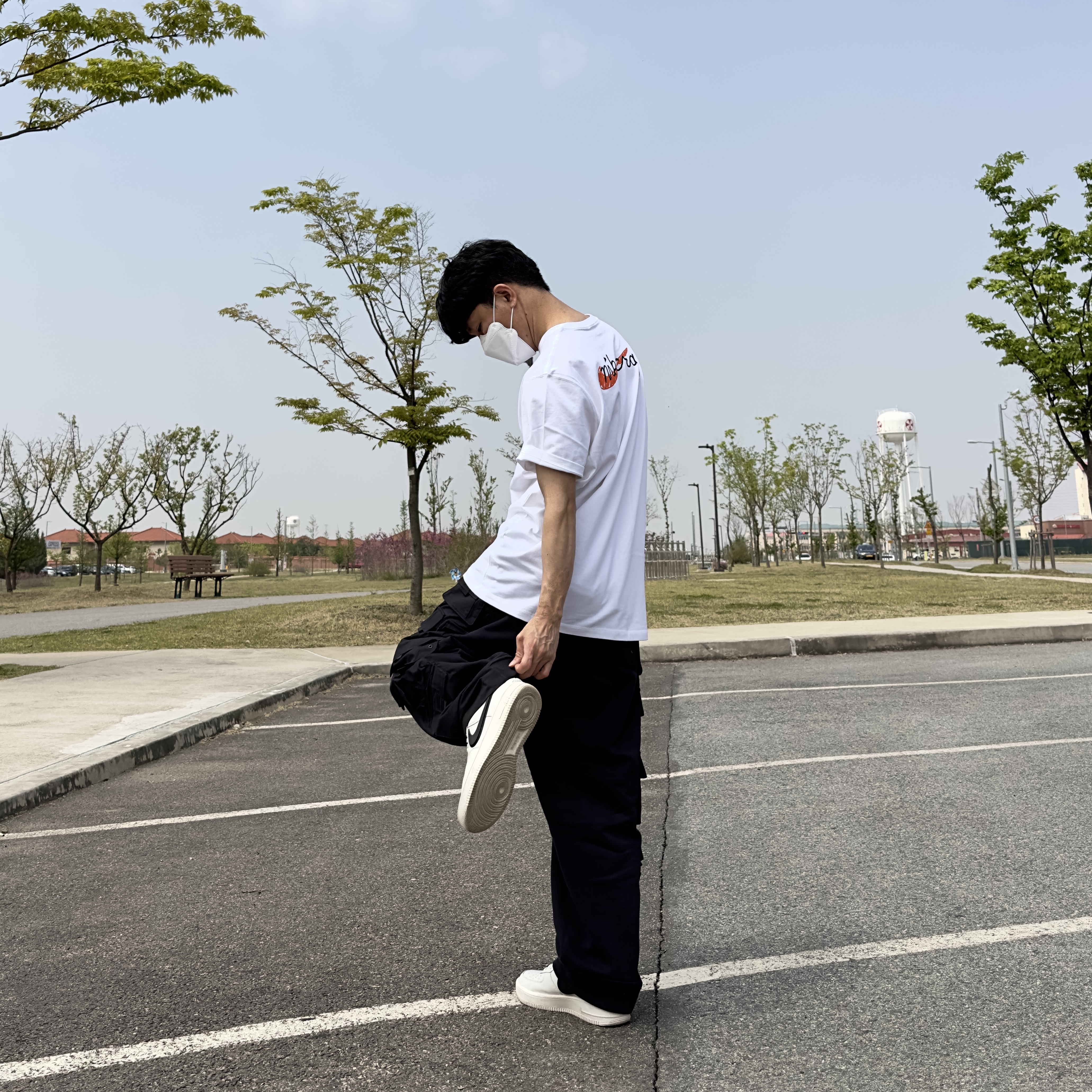 Nike x Tom Sachs Nikecraft Studio T-Shirt White, Nike x Peaceminusone Wide Pants Black (DR0096-010) 착용 스타일 - 3
