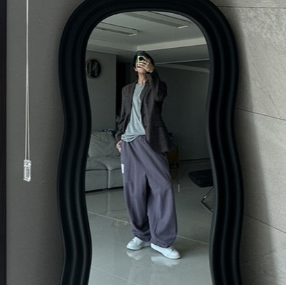 Alexander McQueen Oversized Sneakers White Black, Maison Mihara Yasuhiro Twisted Double Waist Pants Black 착용 스타일 - 1