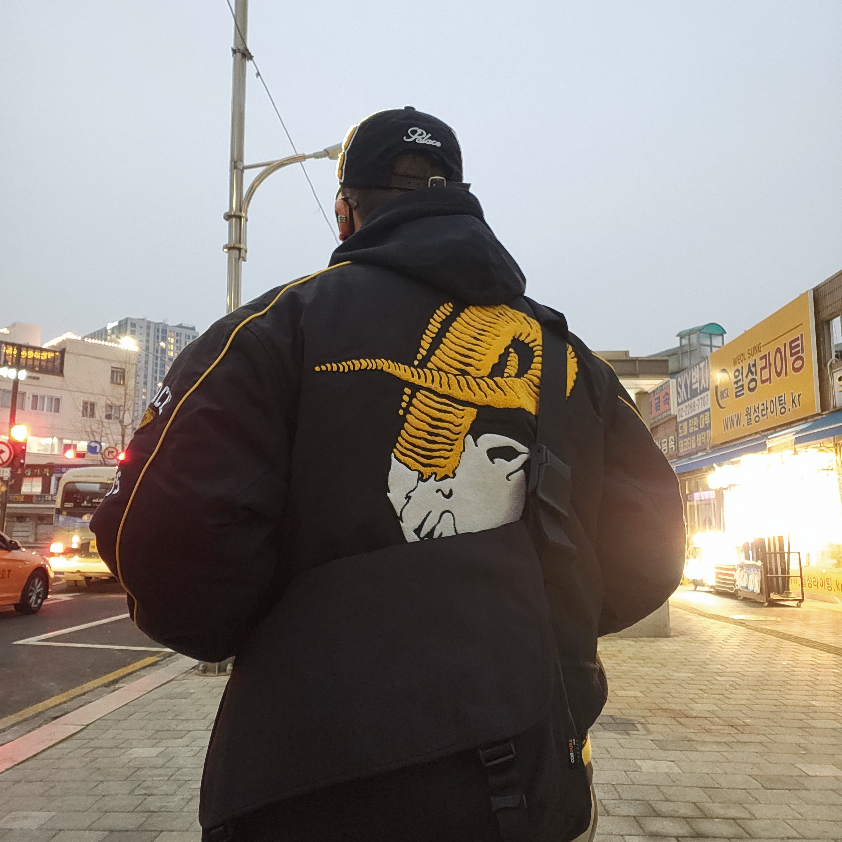 Palace Goats Varsity Jacket Black - 22SS, Palace Varsity Chenille 6-Panel Black - 22FW 착용 스타일 - 3