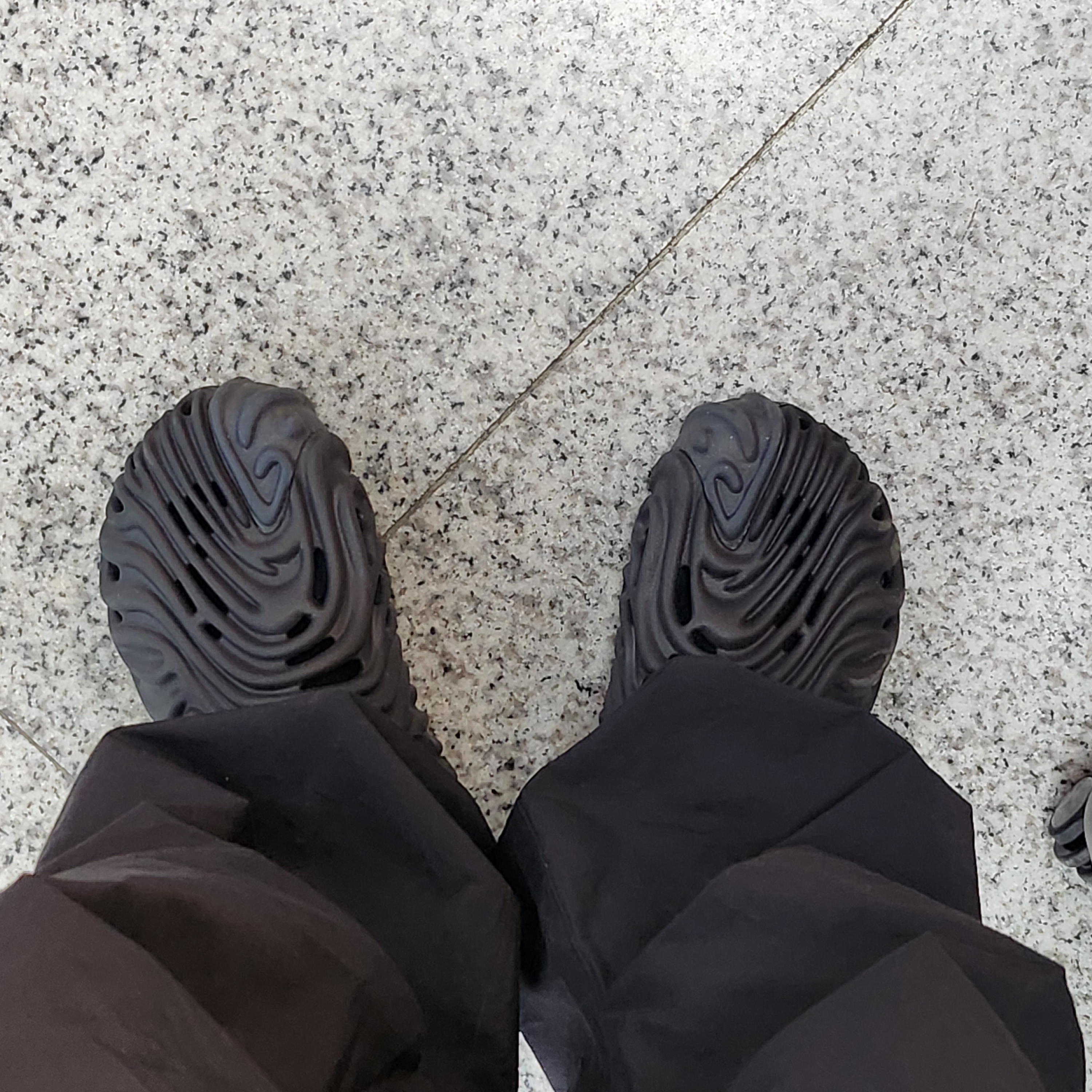 Crocs x Salehe Bembury Pollex Clog Sasquatch 착용 스타일