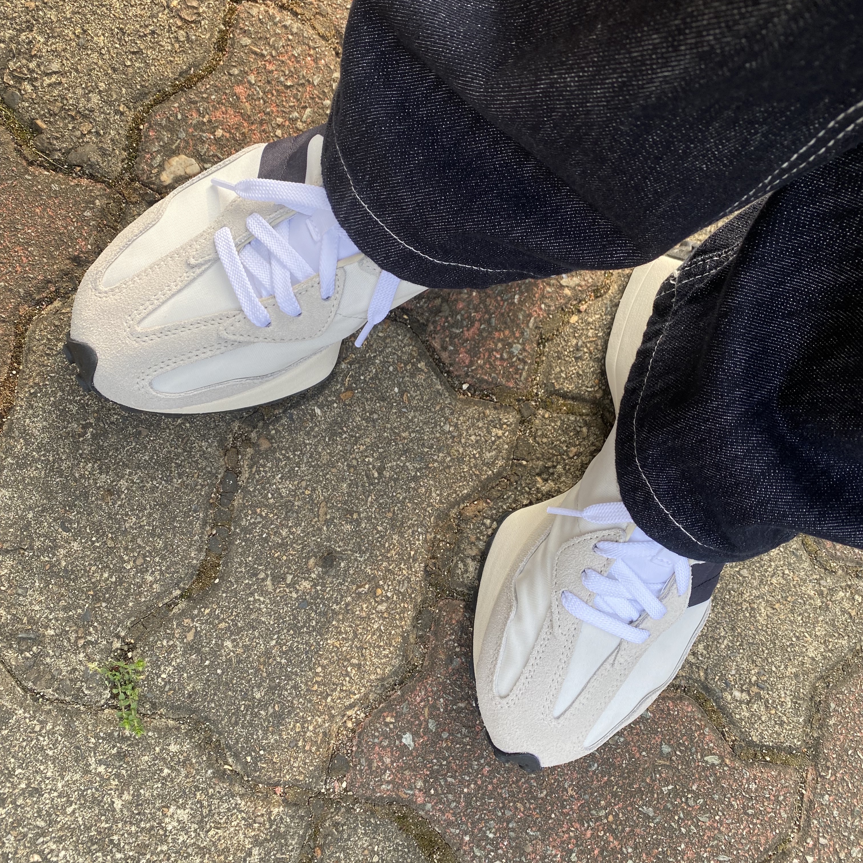 New Balance 327 White Black 착용 스타일 - 1