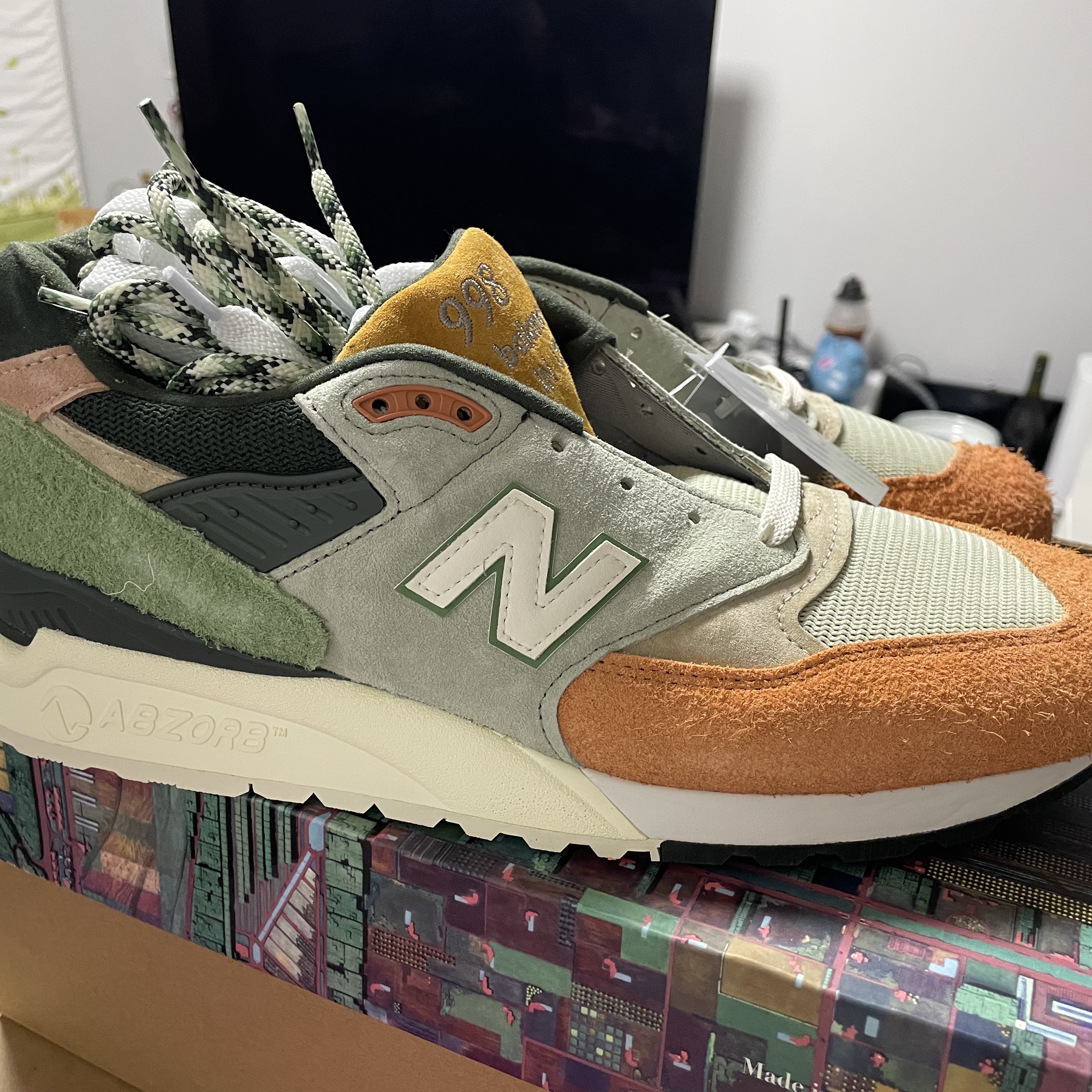 New Balance x Ronnie Fieg x Frank Lloyd 998 Broadacre City Aloe Wash 착용 스타일 - 2