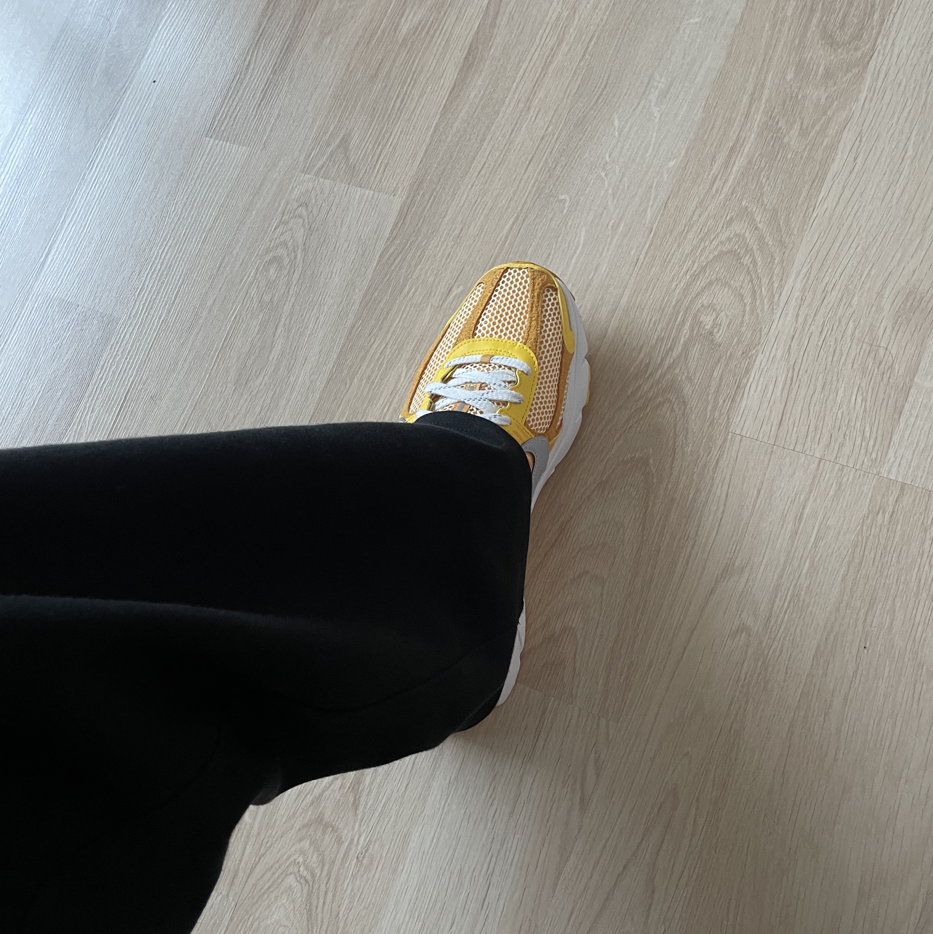 Nike Zoom Vomero 5 Yellow Ochre 착용 스타일 - 5