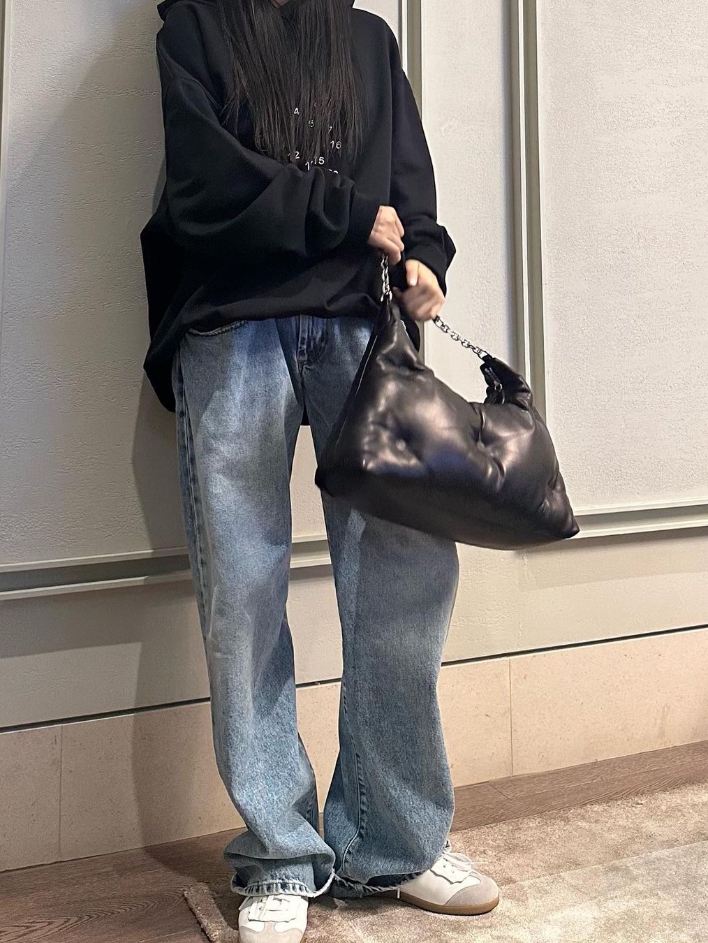 메종 마르지엘라 글램 슬램 호보 미디움 블랙 착용 스타일 - 2