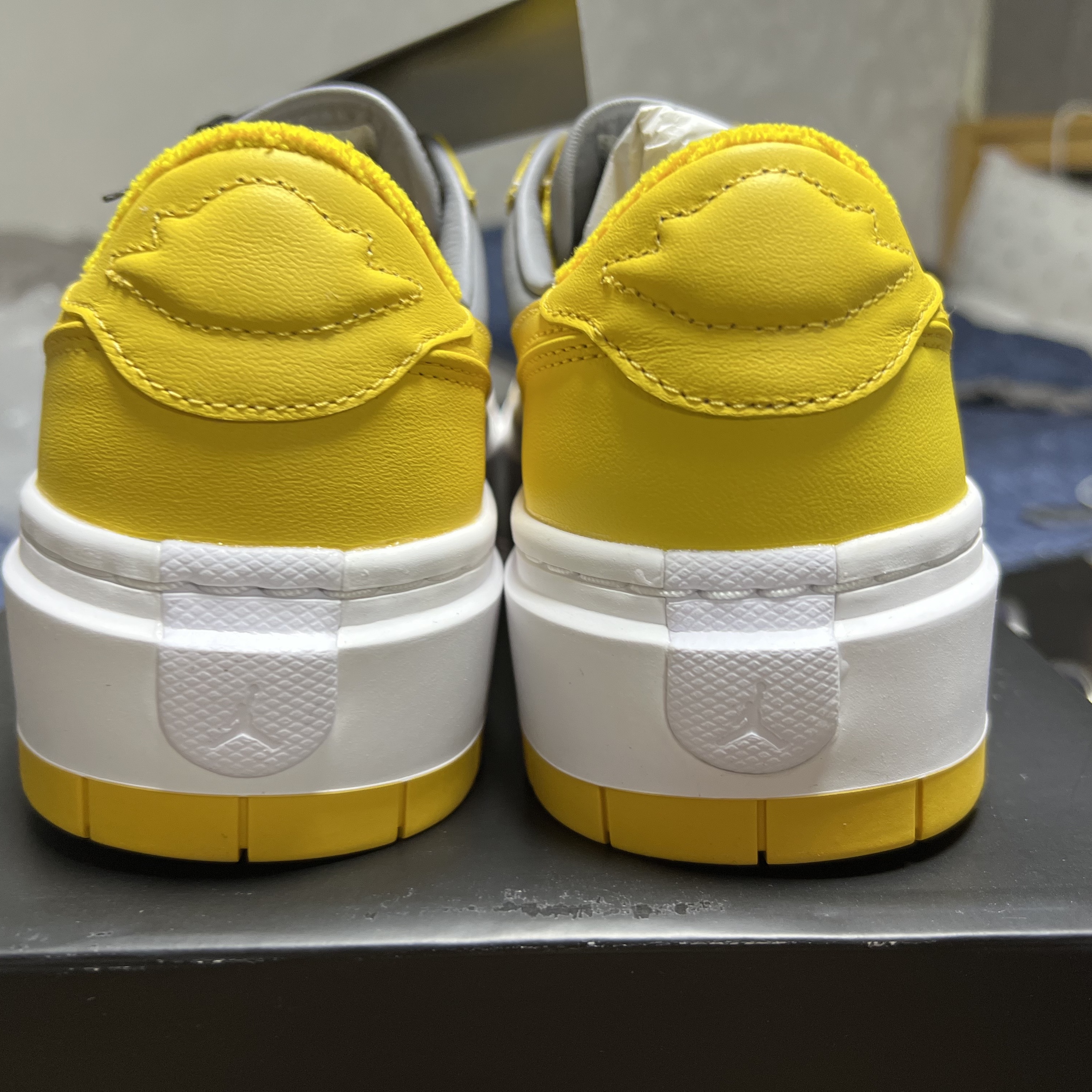 (W) Jordan 1 Elevate Low Cement Grey Varsity Maize 착용 스타일 - 3
