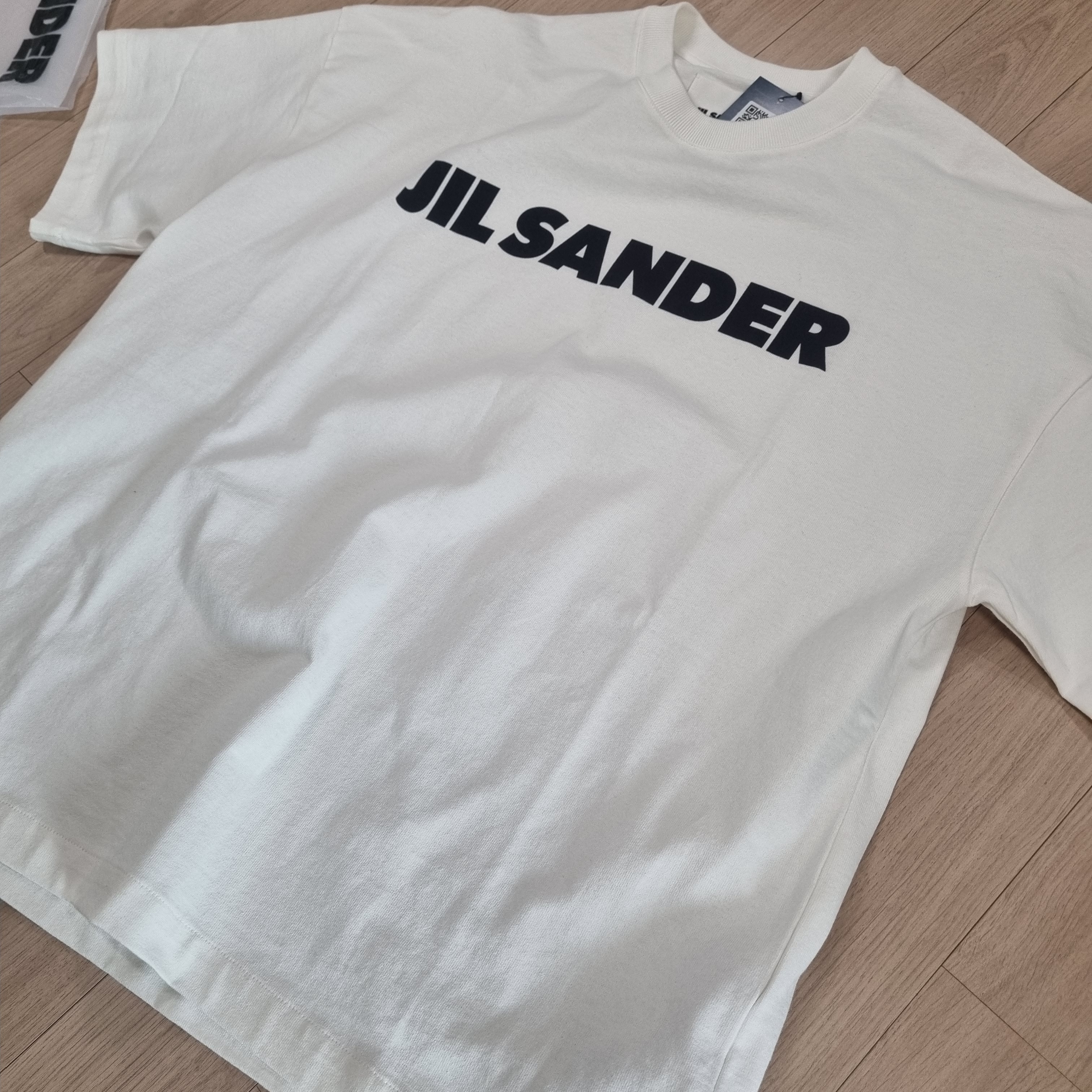 Jil Sander Logo T-Shirt Natural 착용 스타일 - 1