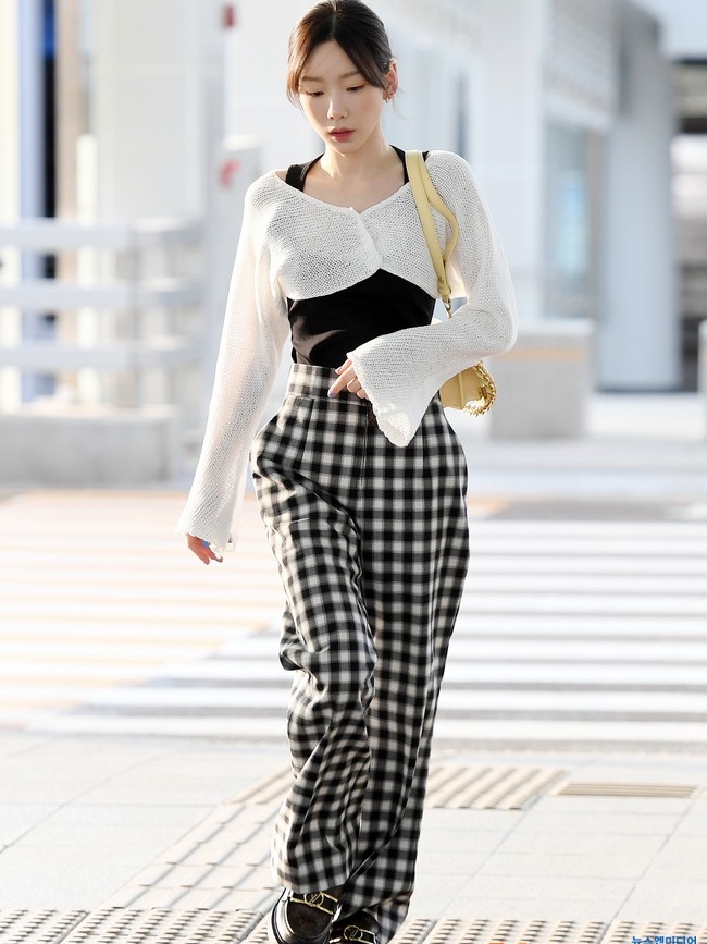 Louis Vuitton Mini Dauphine H27 Yellow, (W) Louis Vuitton Technical Jersey Contrast Accent Body 착용 스타일 - 1