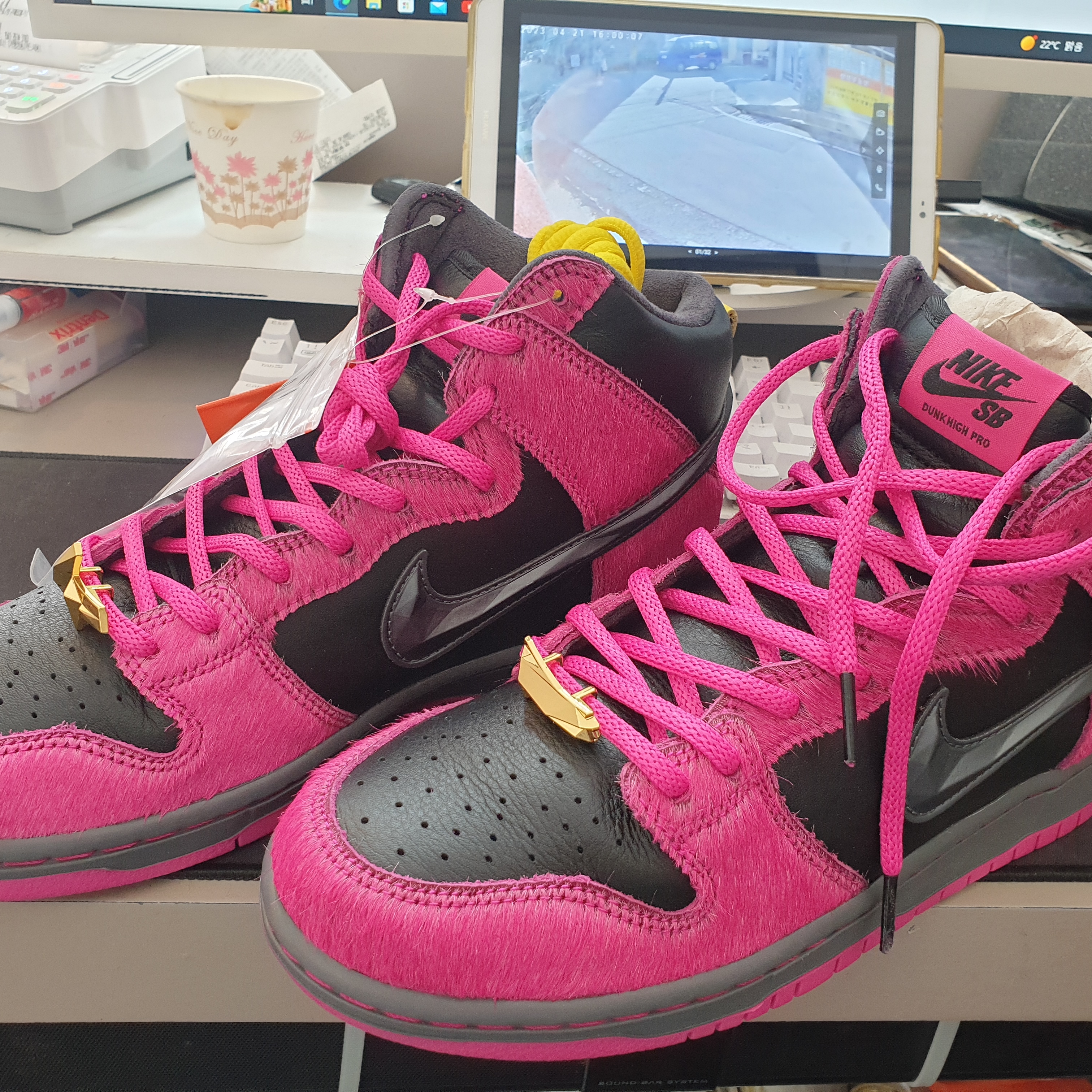 Nike x Run The Jewels SB Dunk High Active Pink and Black 착용 스타일 - 1