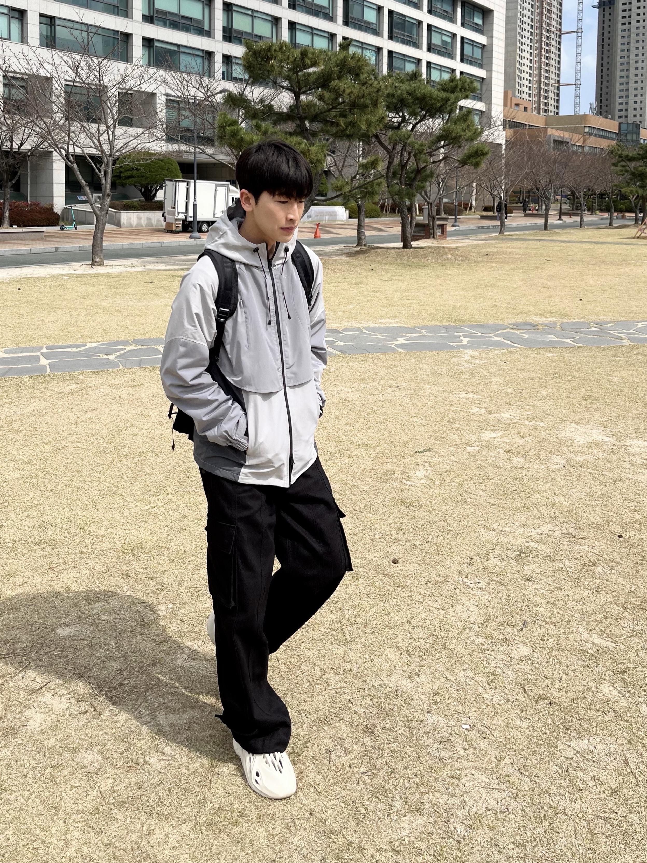 Art Of Field Three Colourway Flap Jacket Light Gray, Adidas Yeezy Foam RNNR Sand 착용 스타일 - 2