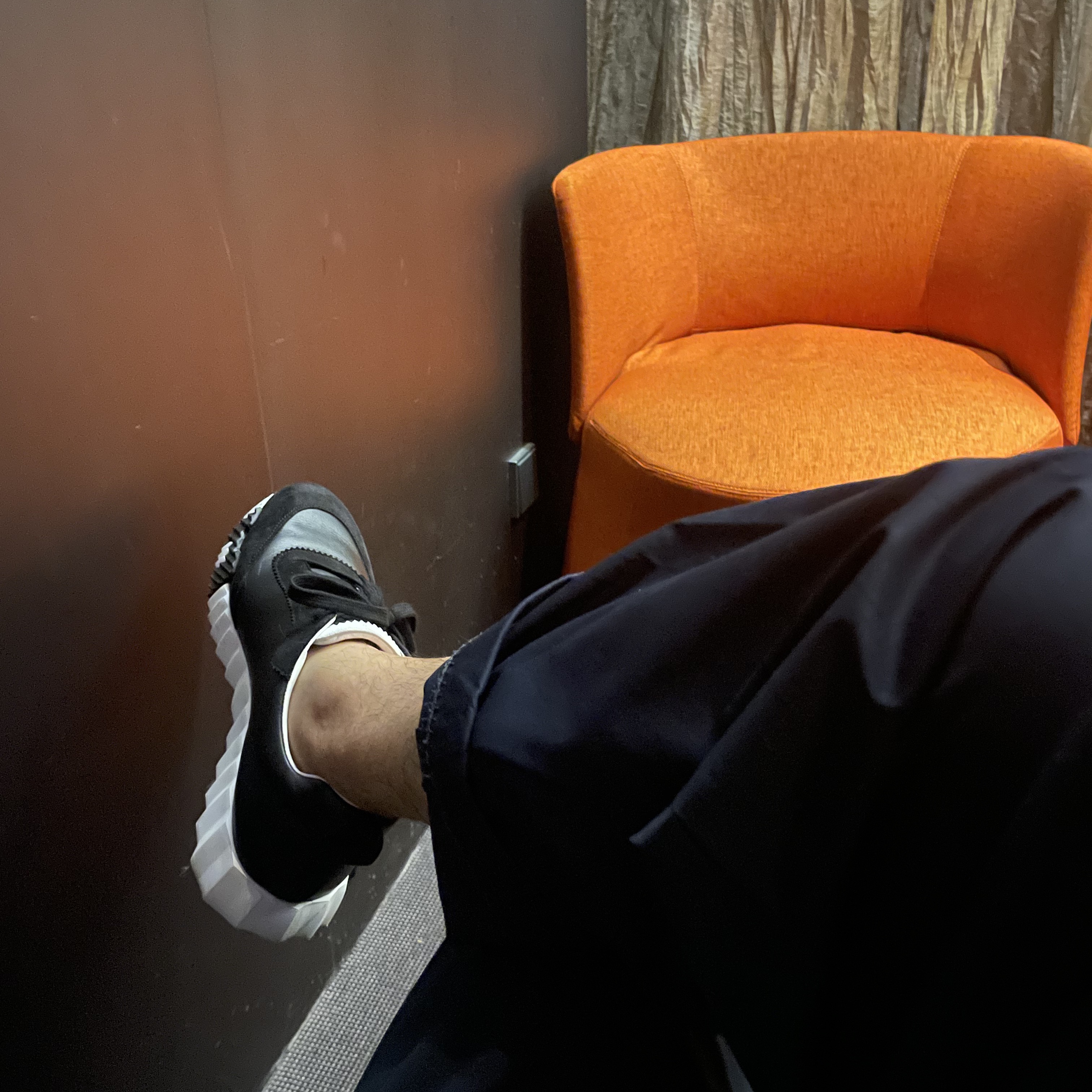 Hermes Bouncing Sneakers Calfskin Suede Goatskin & Noir 착용 스타일