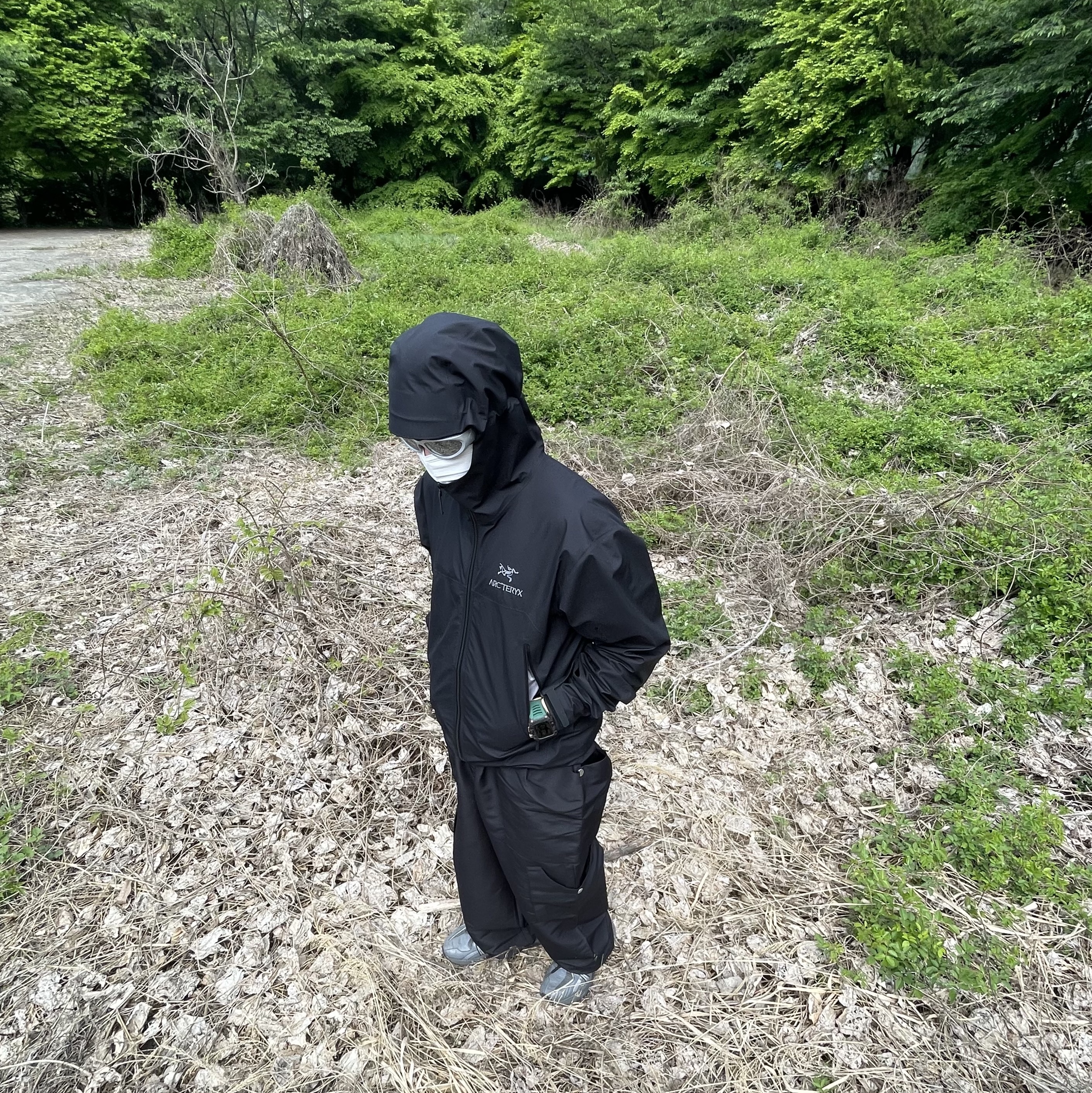 Arc'teryx Beta Jacket Black, New Balance 2002R Rust Oxide 착용 스타일 - 3