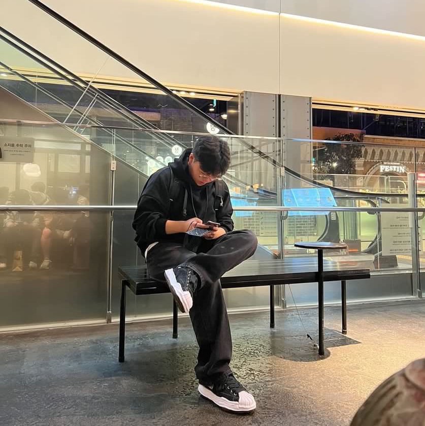 Maison Mihara Yasuhiro Blakey OG Sole Broken Suede Low-top Sneakers Black, Juun.J x Hybe Insight x Futura Signature Oversized Hooded Sweatshirt Black 착용 스타일