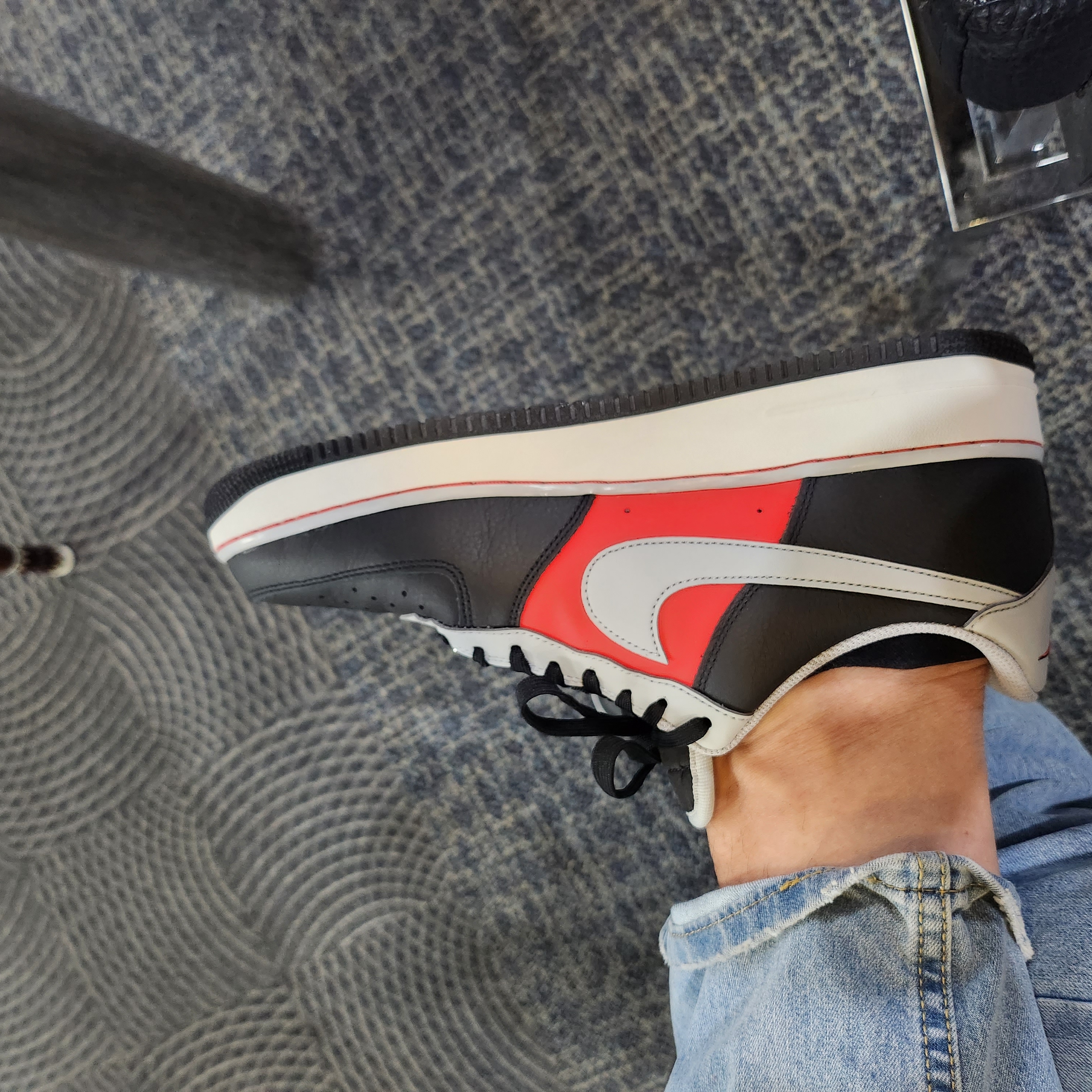 Nike x NBA Air Force 1 '07 LV8 EMB Black and Chile Red 착용 스타일