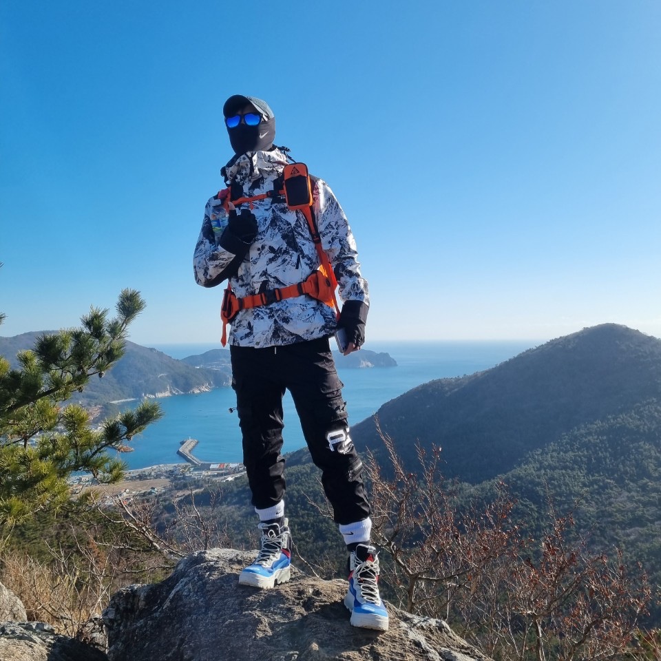 Nike ACG Air Zoom Gaiadome Gore-Tex Hyper Royal, Nike ACG 36 Backpack Safety Orange 착용 스타일