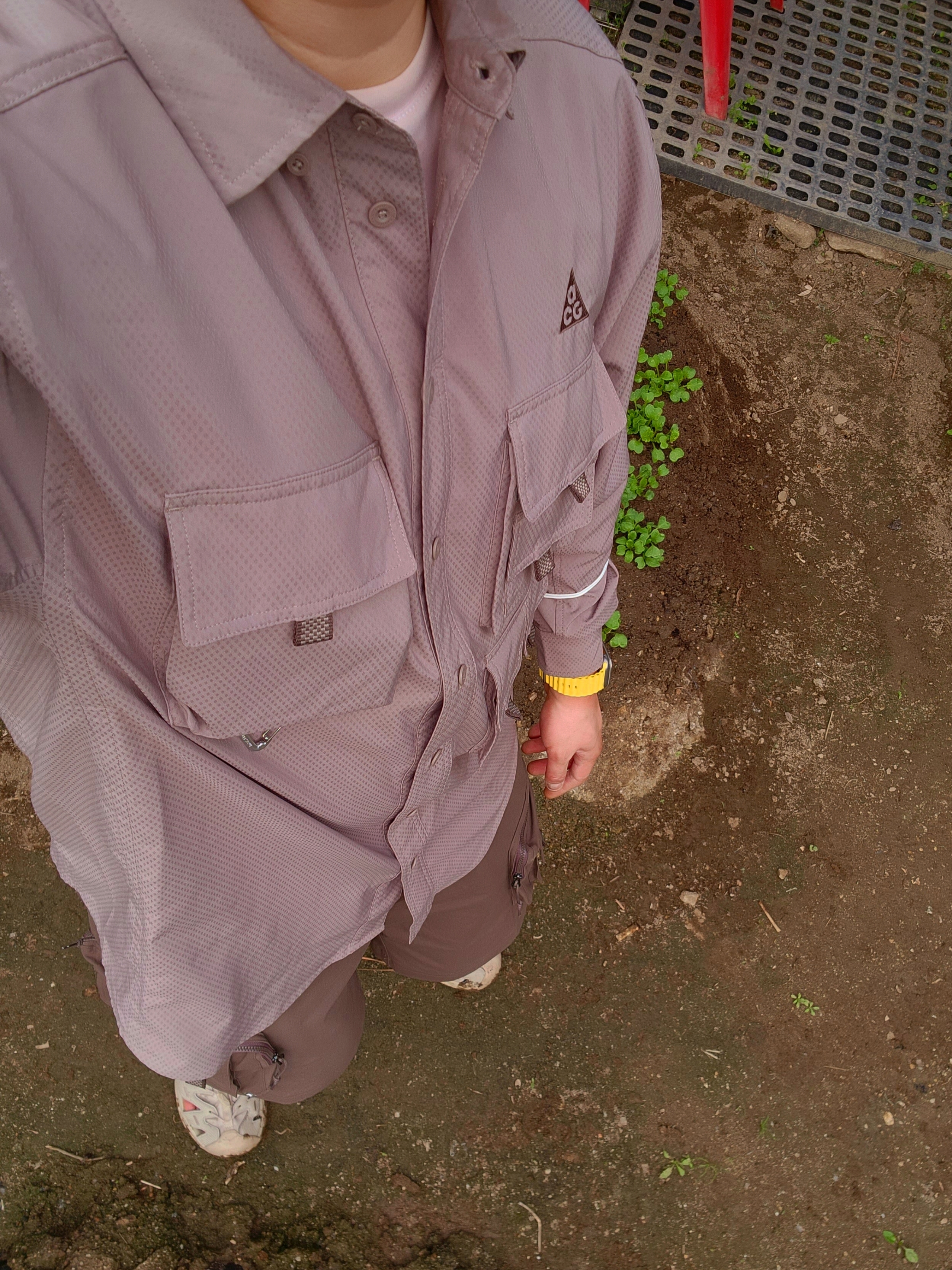 Nike ACG Devastation Trail Work Shirt Moon Fossil - US/EU, Nike ACG Cargo Shorts Ironstone - Asia 착용 스타일