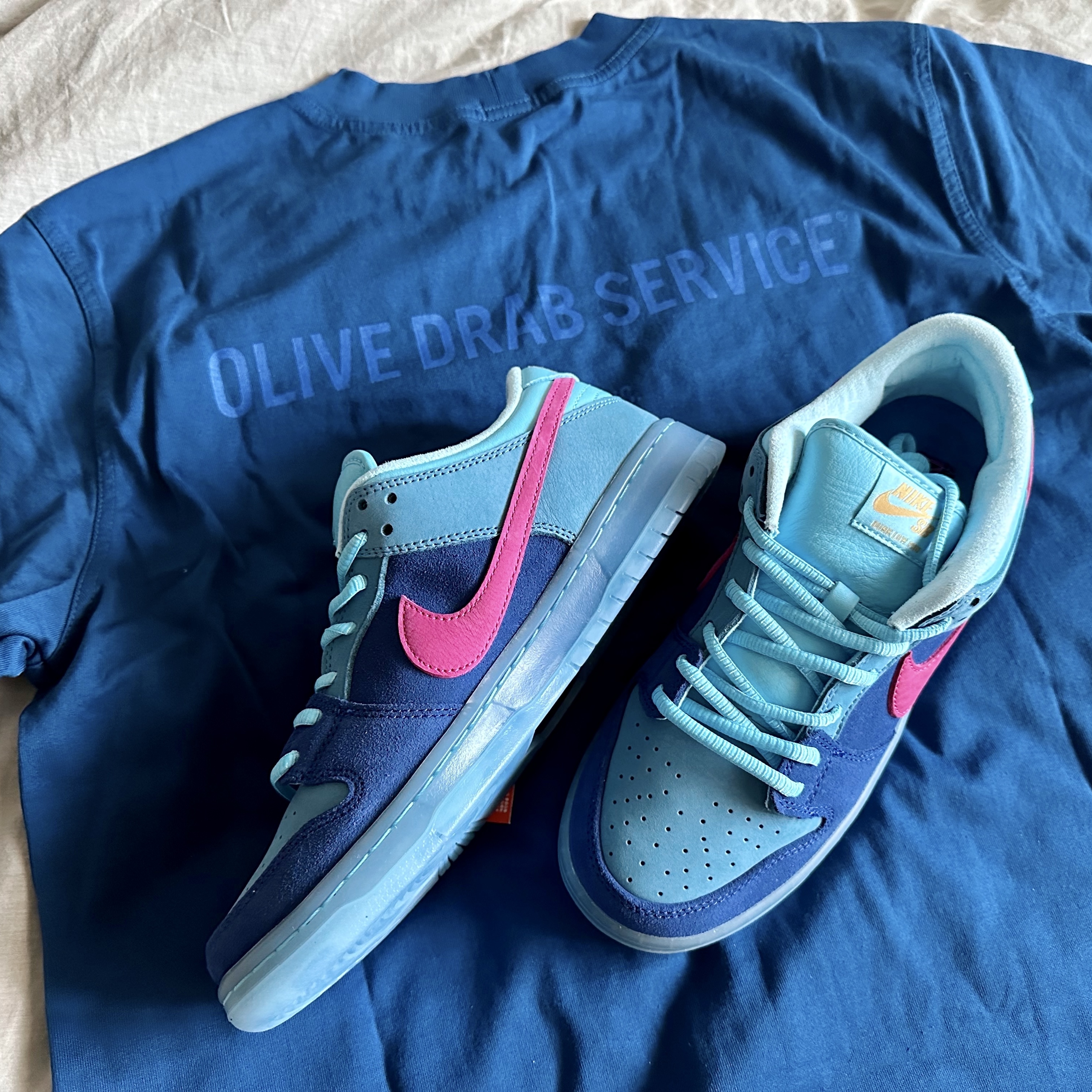 Nike x Run The Jewels SB Dunk Low Deep Royal Blue and Active Pink 착용 스타일 - 2