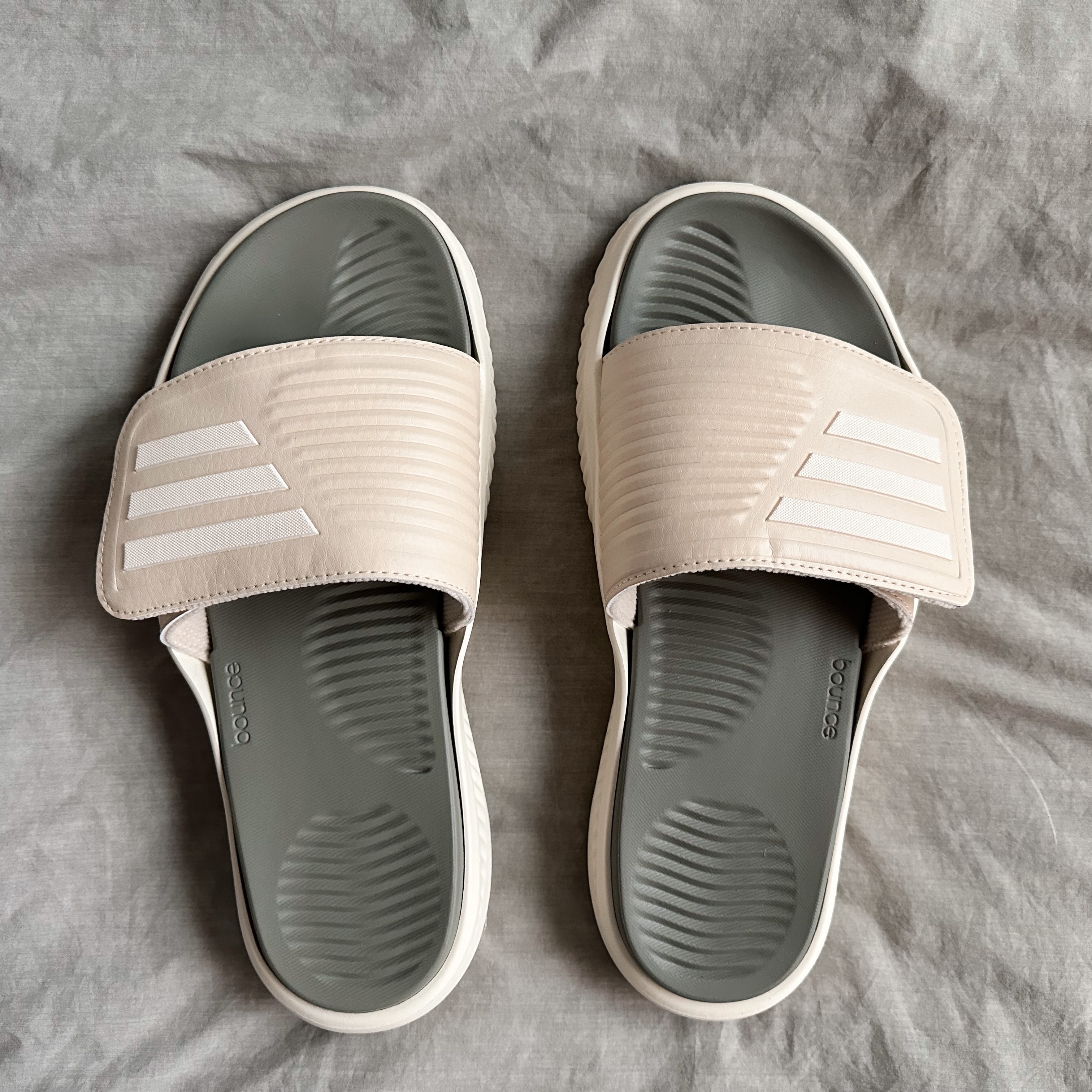 Adidas Alphabounce Slide Sand Strata 착용 스타일 - 2