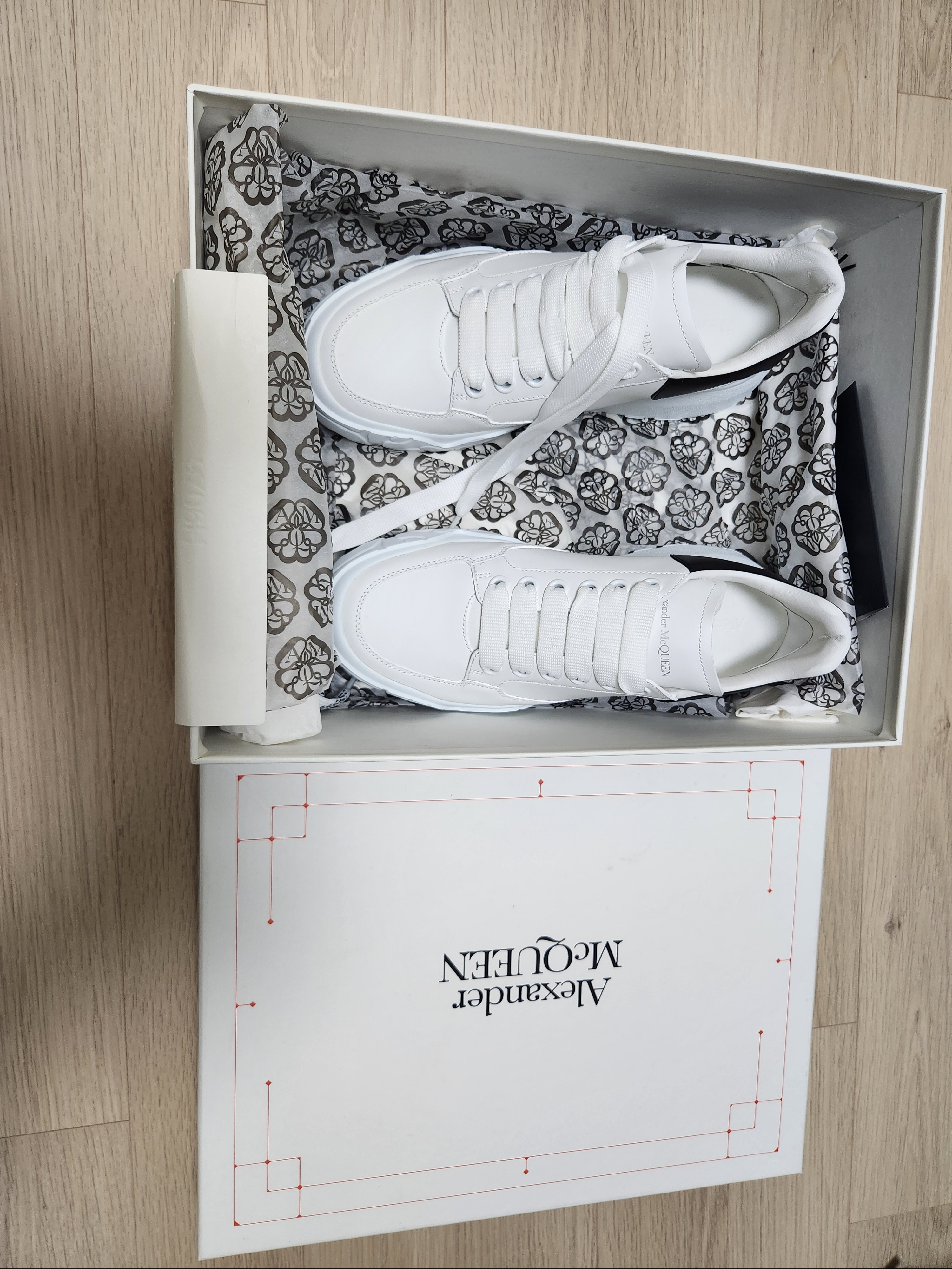 Alexander McQueen Court Trainer White Black 착용 스타일