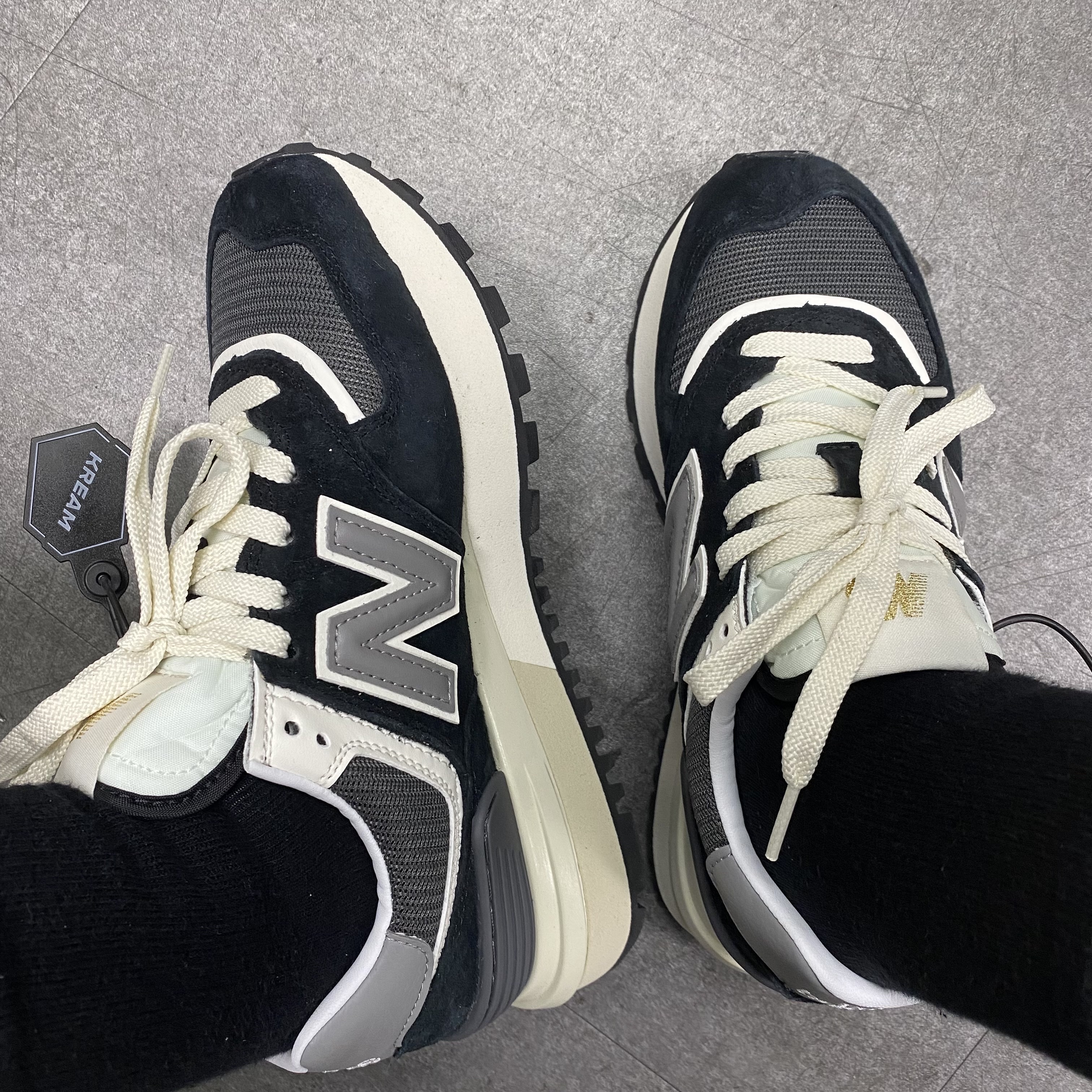New Balance 574 Legacy Black 착용 스타일 - 1