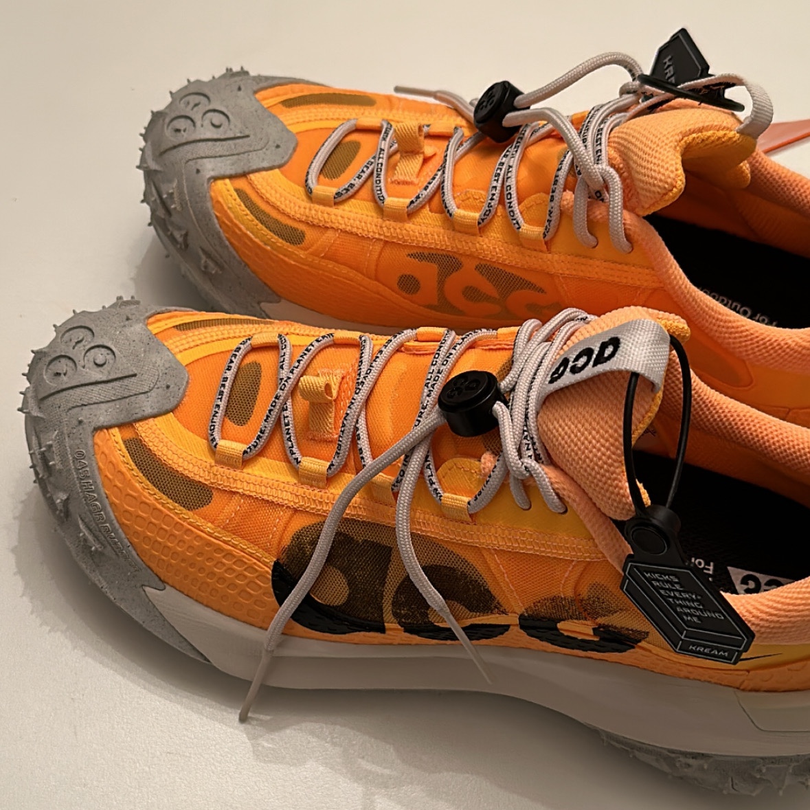 Nike ACG Mountain Fly 2 Low Laser Orange 착용 스타일