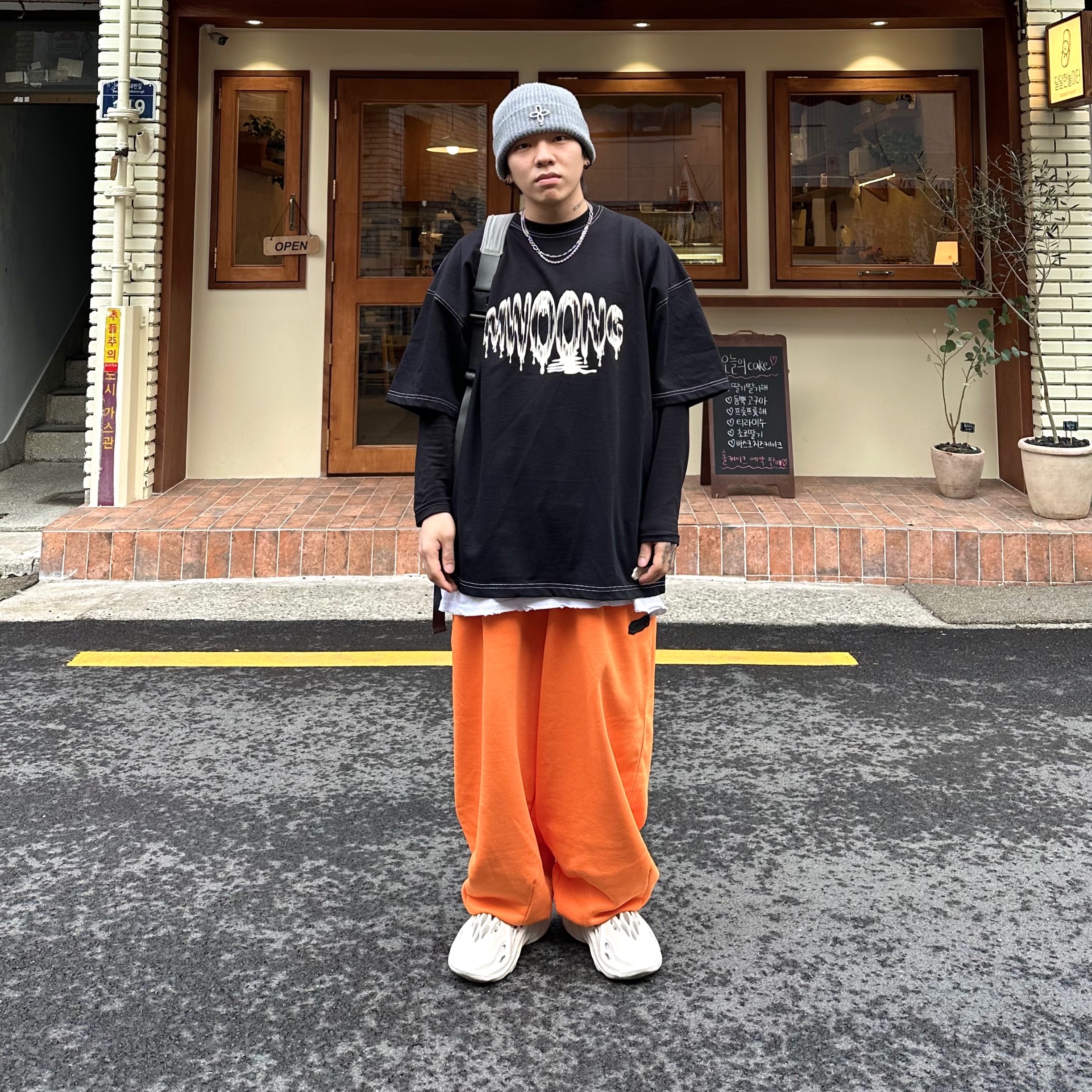 Adidas Yeezy Foam RNNR Ararat 착용 스타일 - 2